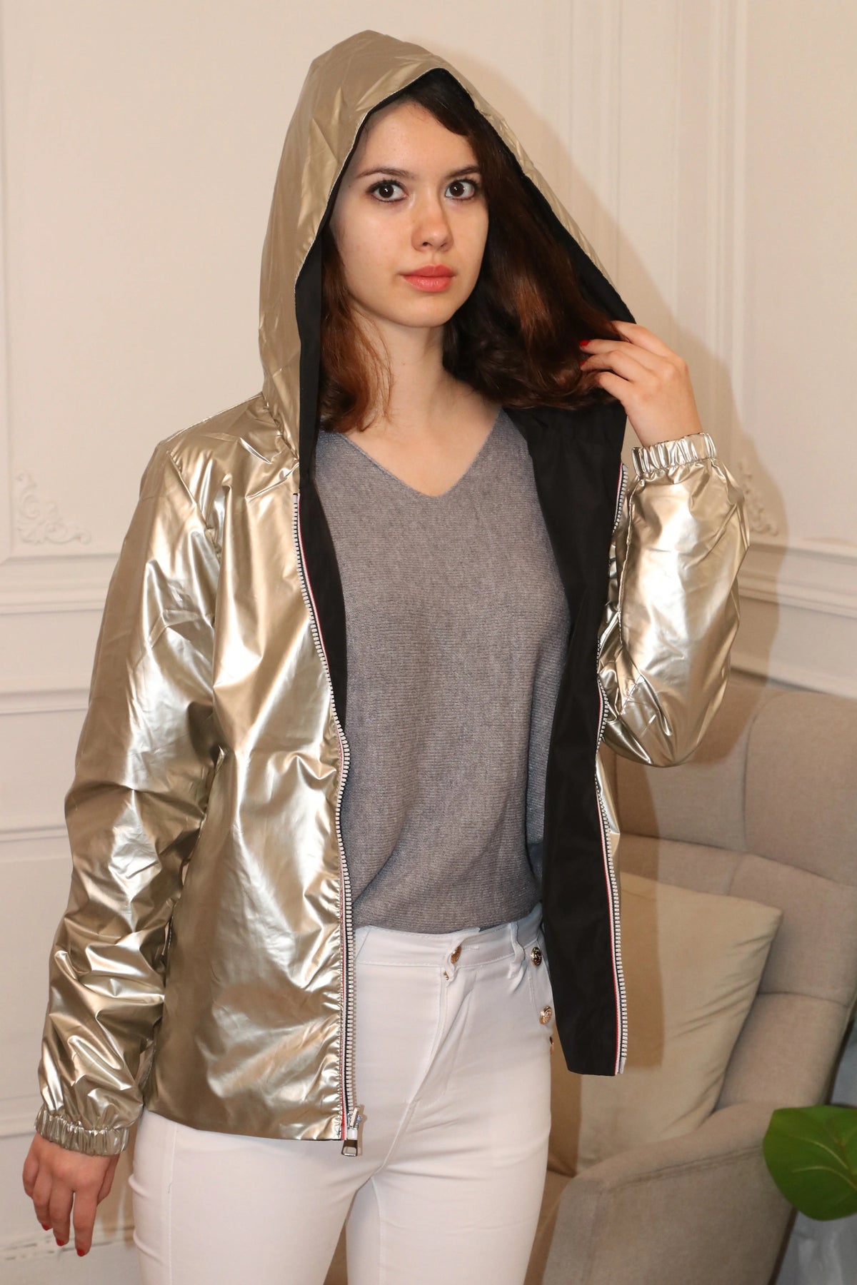 Veste dorée métallisée à capuche et pantalon blanc pour femme
