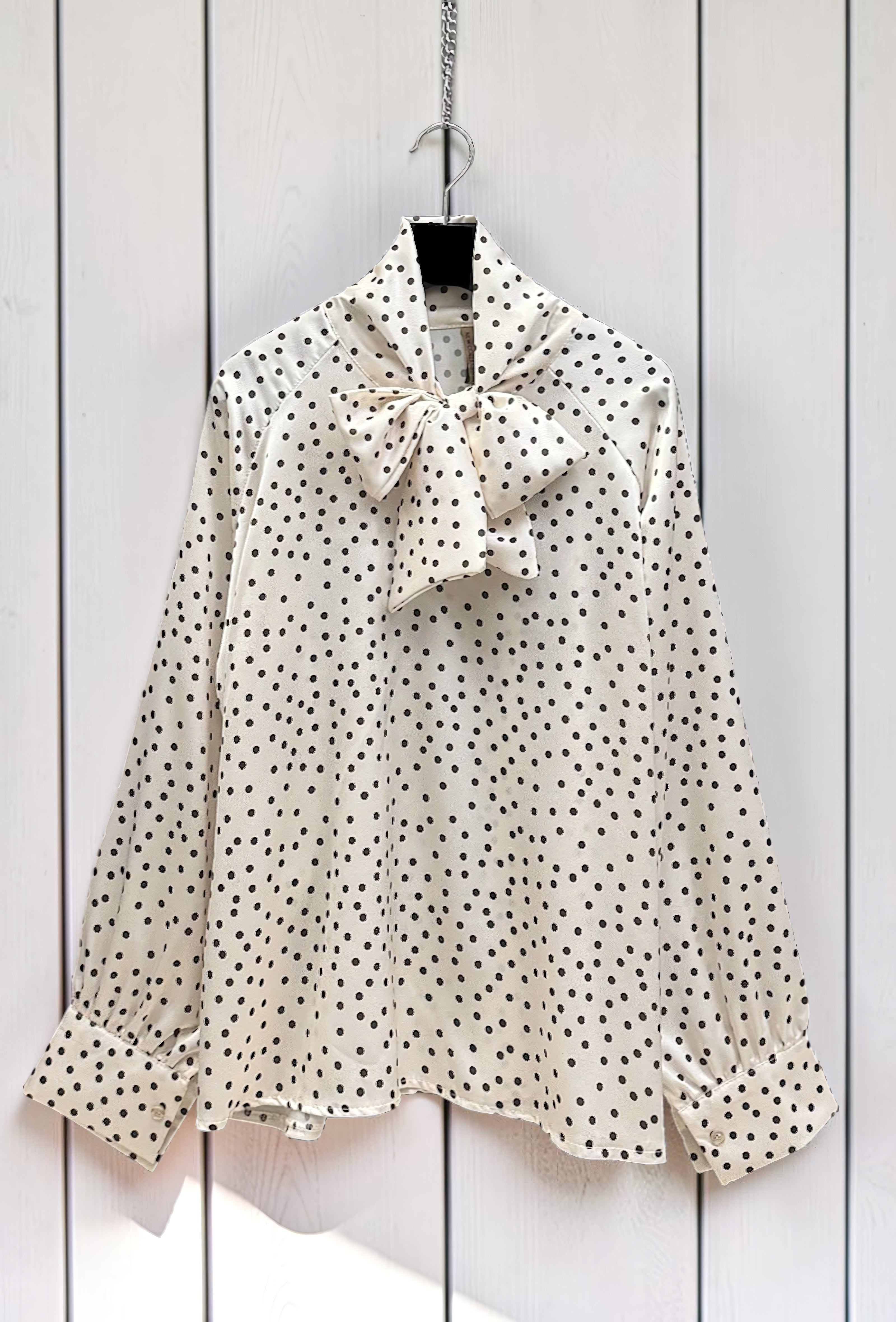 Blouse à Pois Col Lavallière en Satin Beige – La Muse Parisienne – vue 2