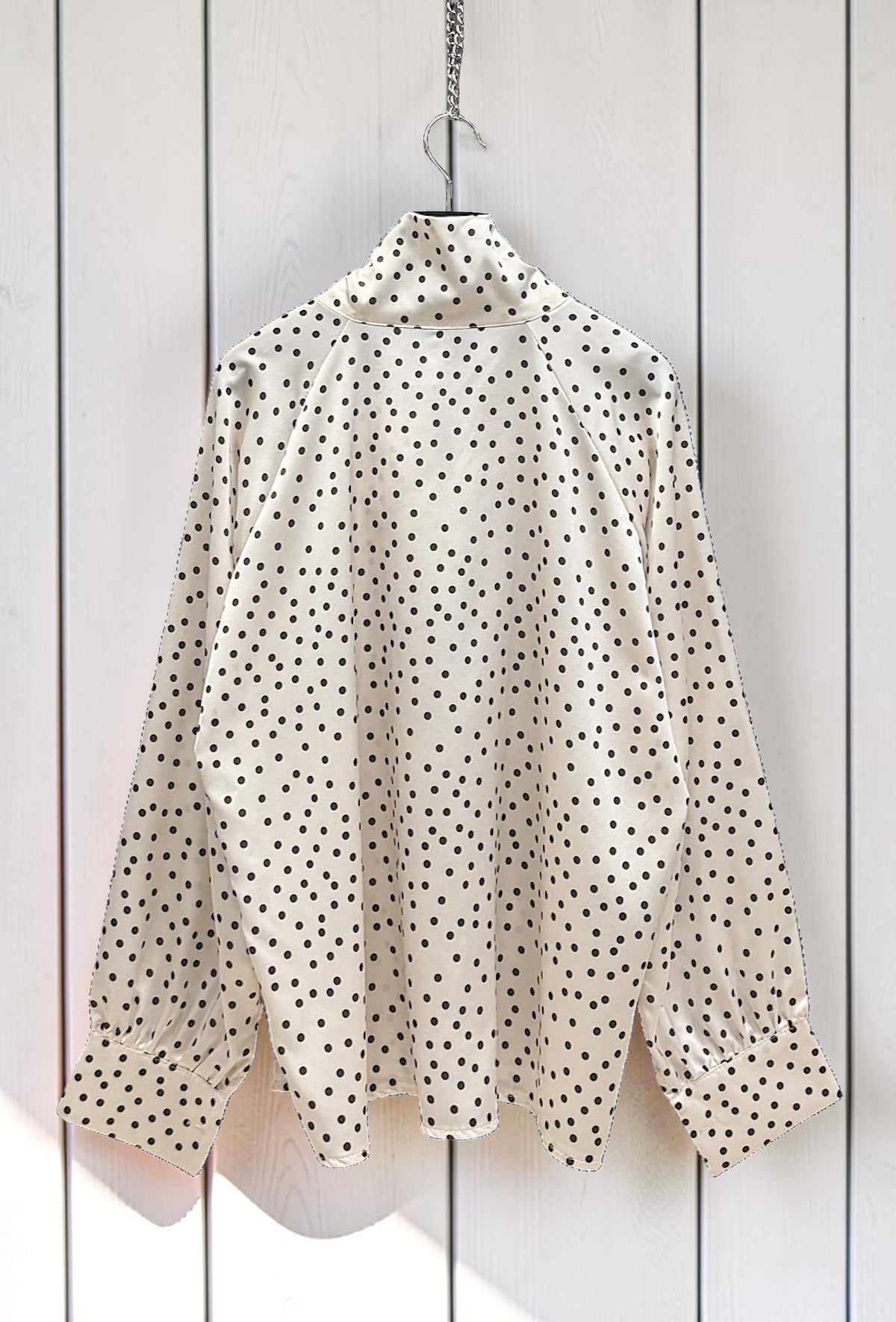 Blouse à Pois Col Lavallière en Satin Beige – La Muse Parisienne – vue 3
