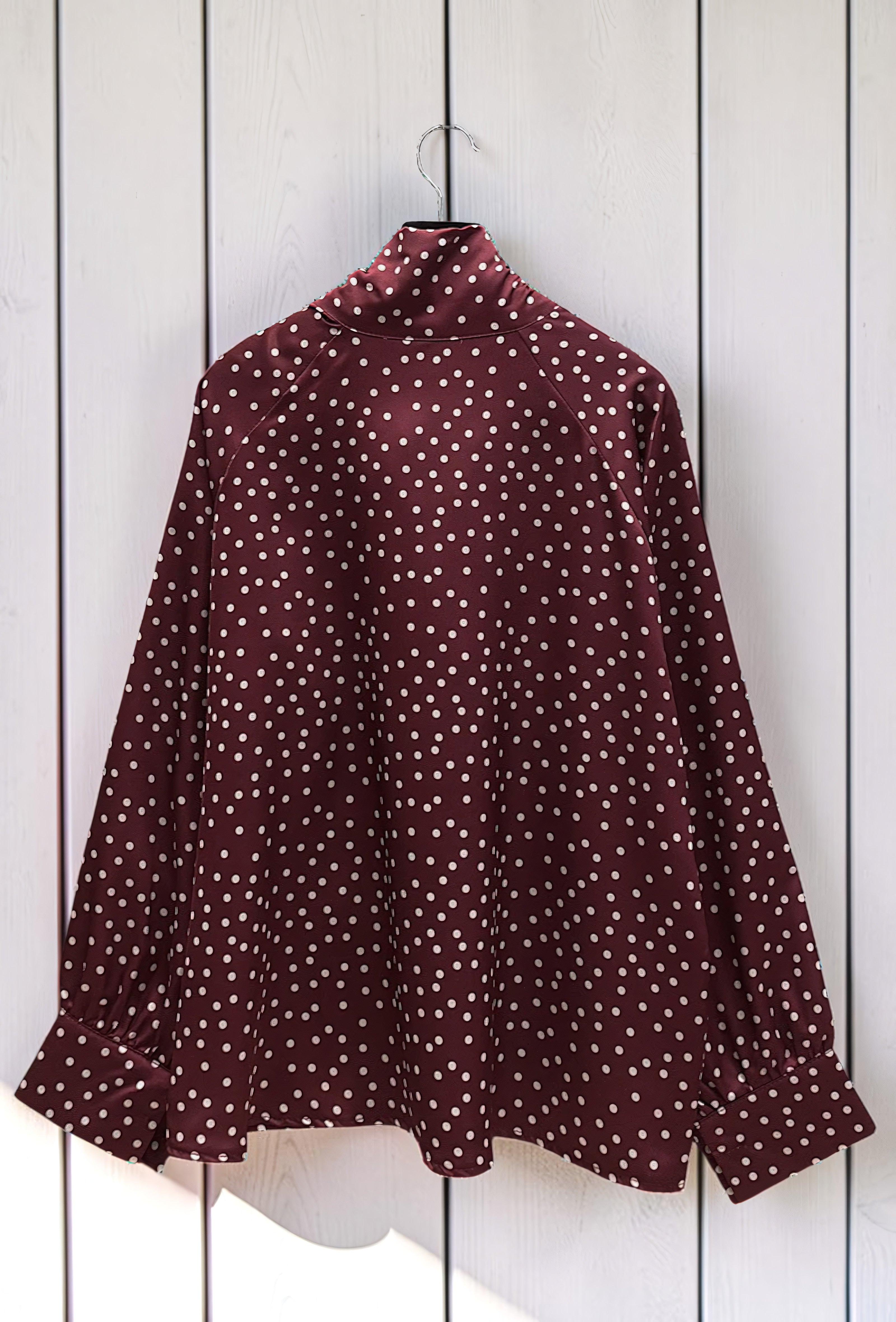 Blouse à Pois Col Lavallière en Satin Bordeaux – La Muse Parisienne – vue 2