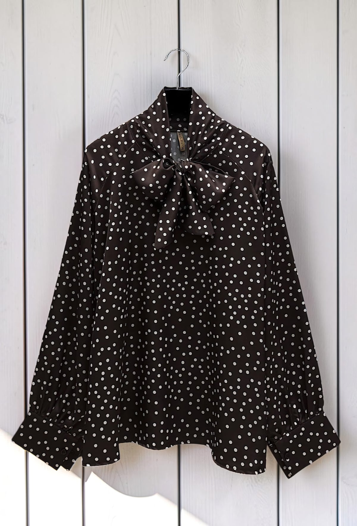 Blouse à Pois Col Lavallière en Satin Marron Foncé – La Muse Parisienne – vue 2