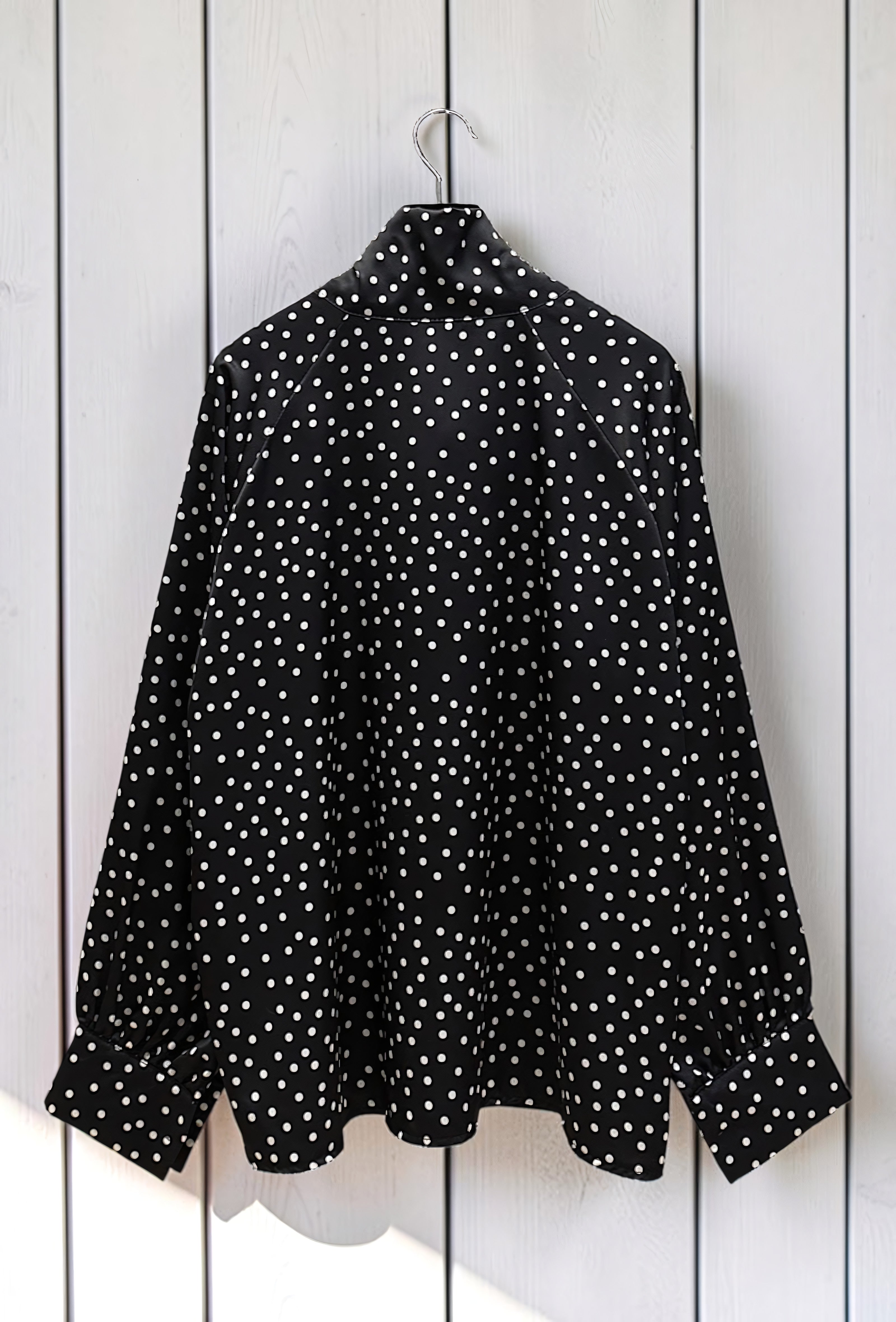 Blouse à Pois Col Lavallière en Satin Noir – La Muse Parisienne – vue 2