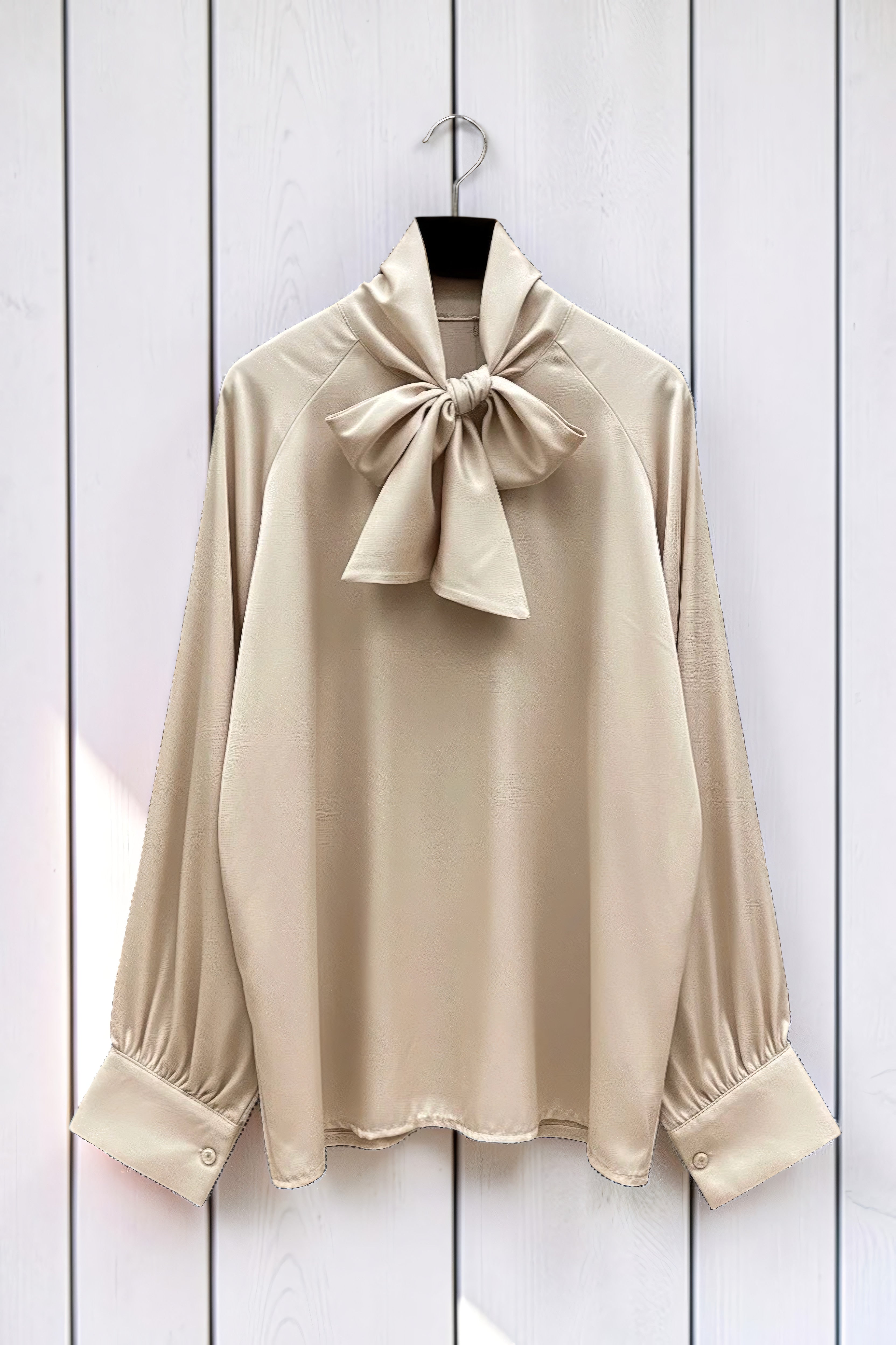 Blouse Col Lavallière en Satin Beige – La Muse Parisienne – vue 2