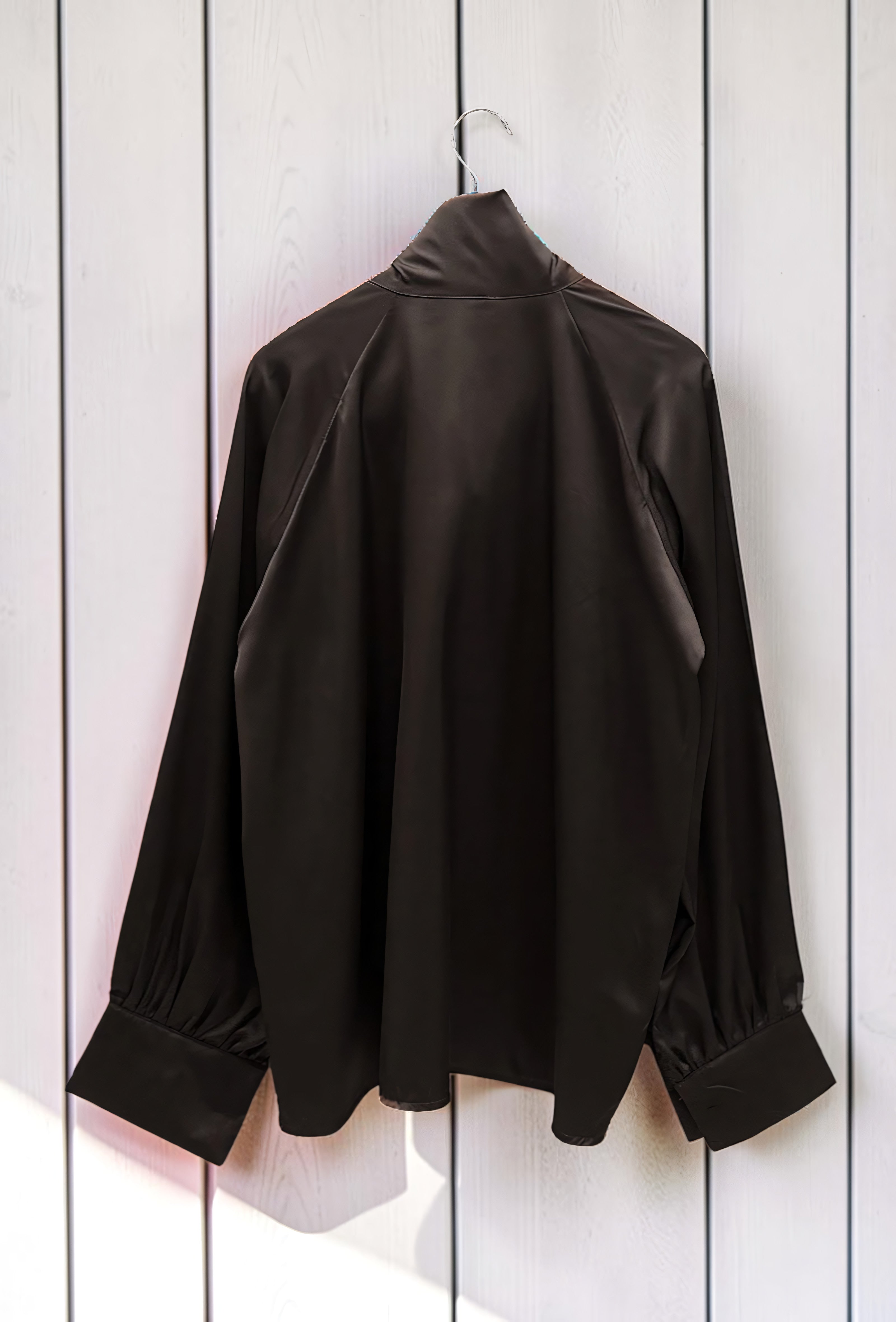 Blouse Col Lavallière en Satin Marron Foncé – La Muse Parisienne – vue 3
