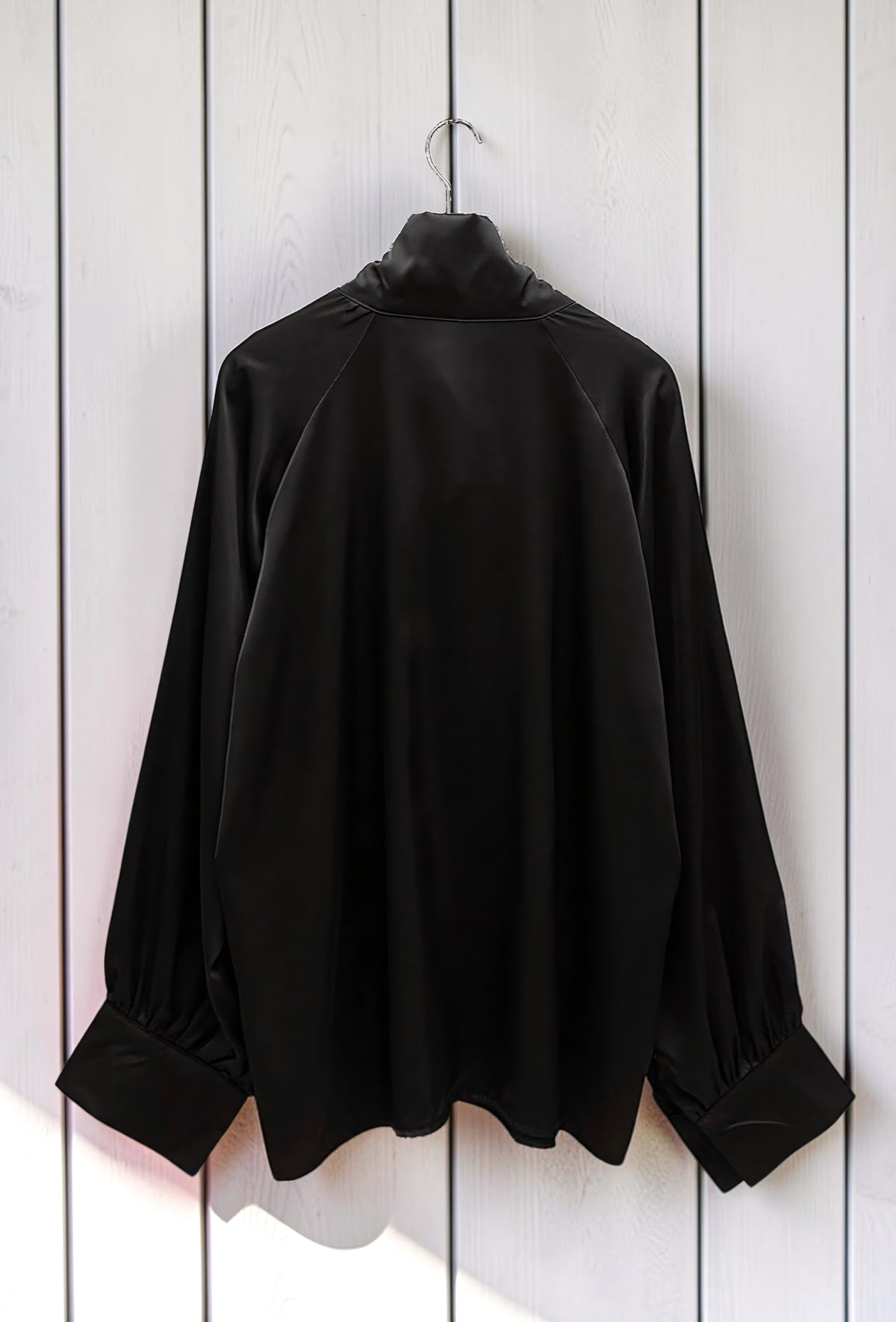 Blouse Col Lavallière en Satin Noir – La Muse Parisienne – vue 2