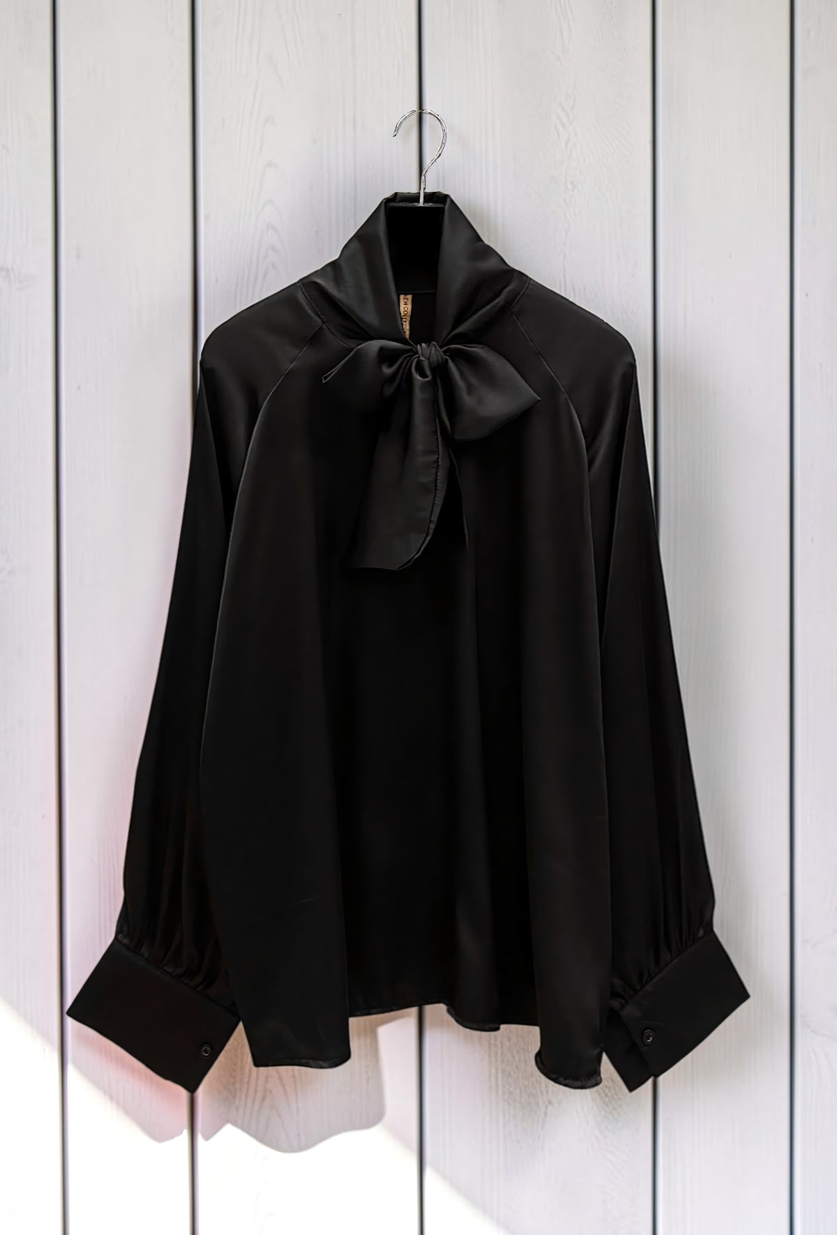 Blouse Col Lavallière en Satin Noir – La Muse Parisienne – vue 3
