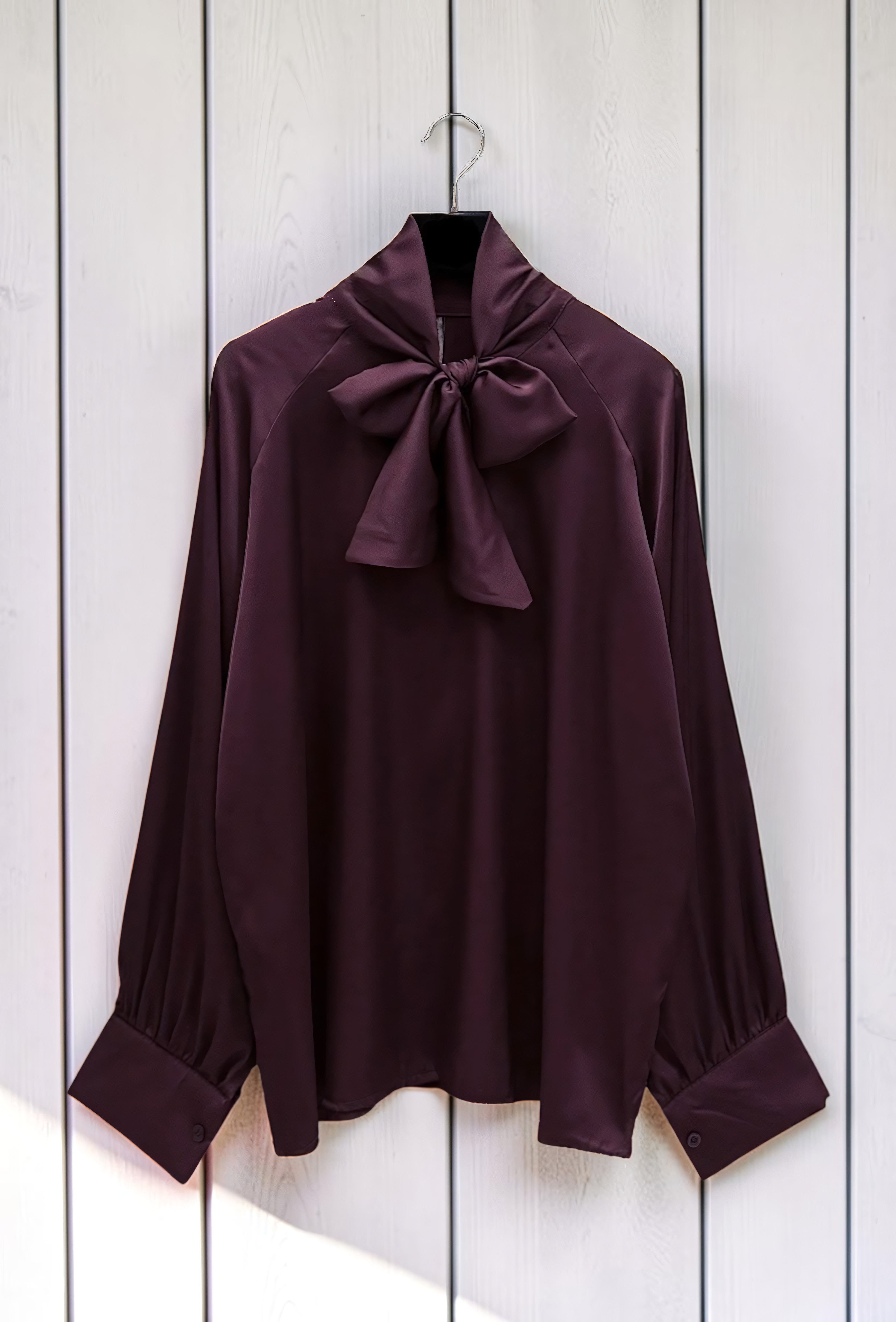 Blouse Col Lavallière en Satin Prune – La Muse Parisienne – vue 2