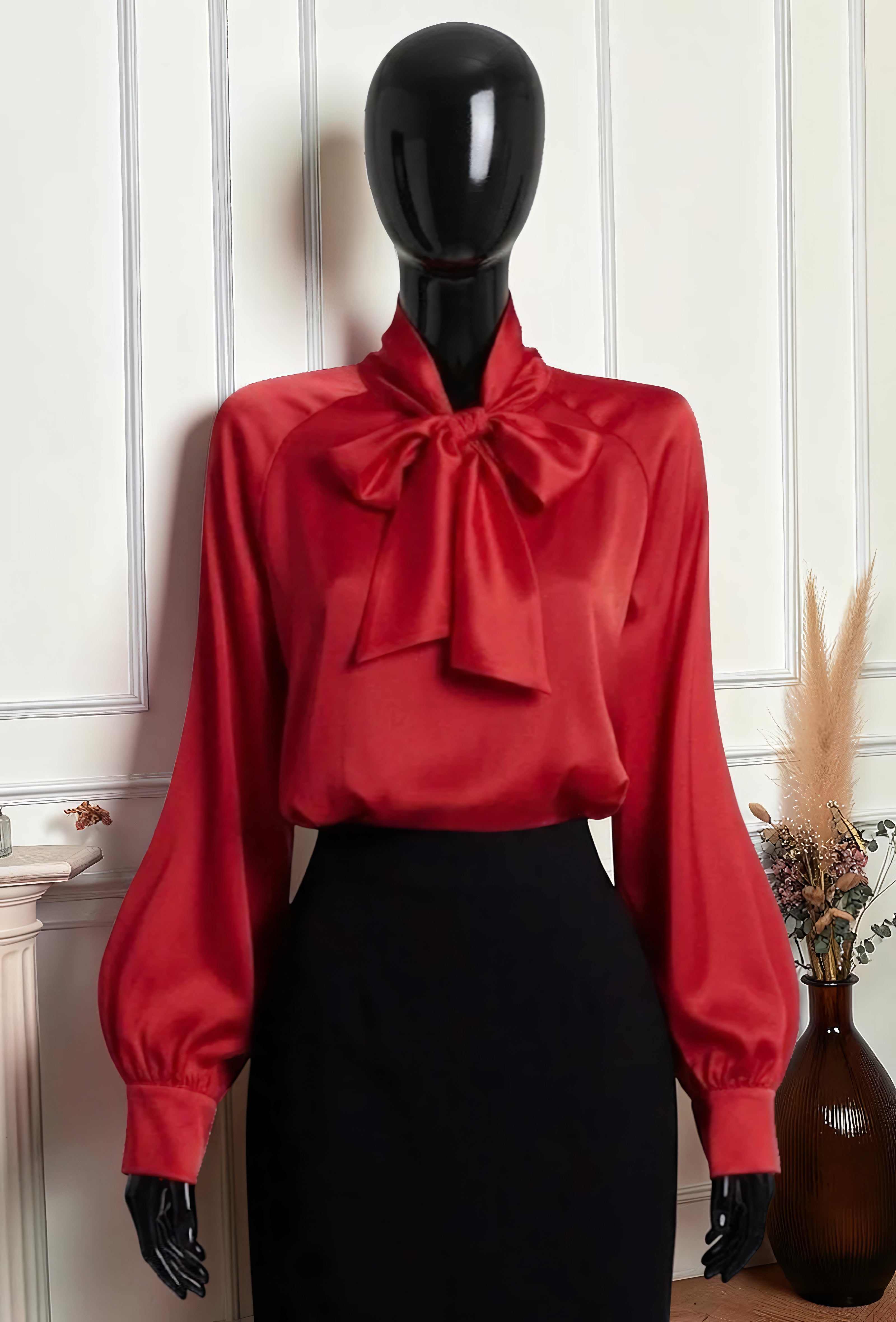 Blouse Col Lavallière en Satin Rouge – La Muse Parisienne – vue 1