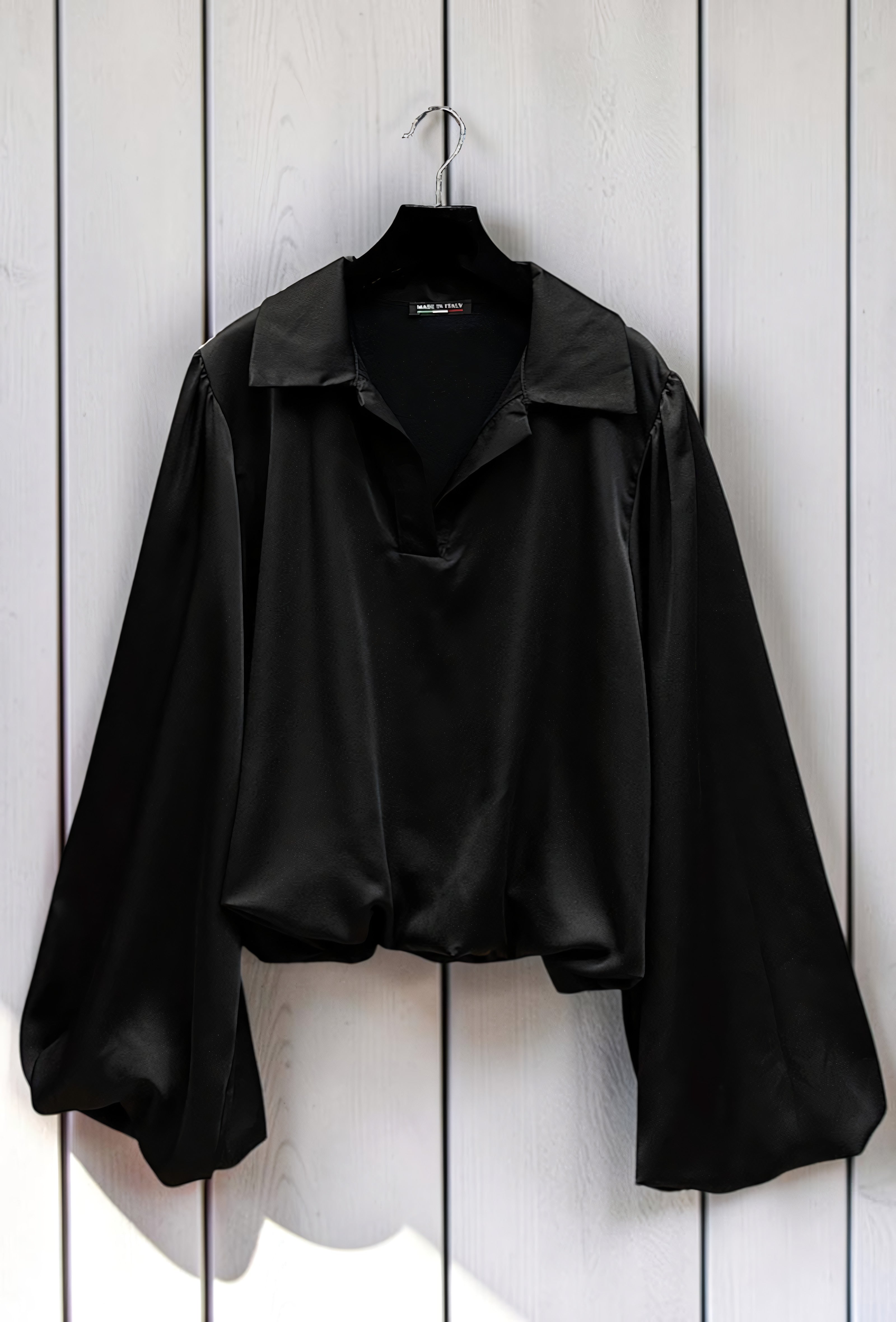 Blouse Manches Amples en Satin Noir — Doublure Viscose – La Muse Parisienne – vue 3