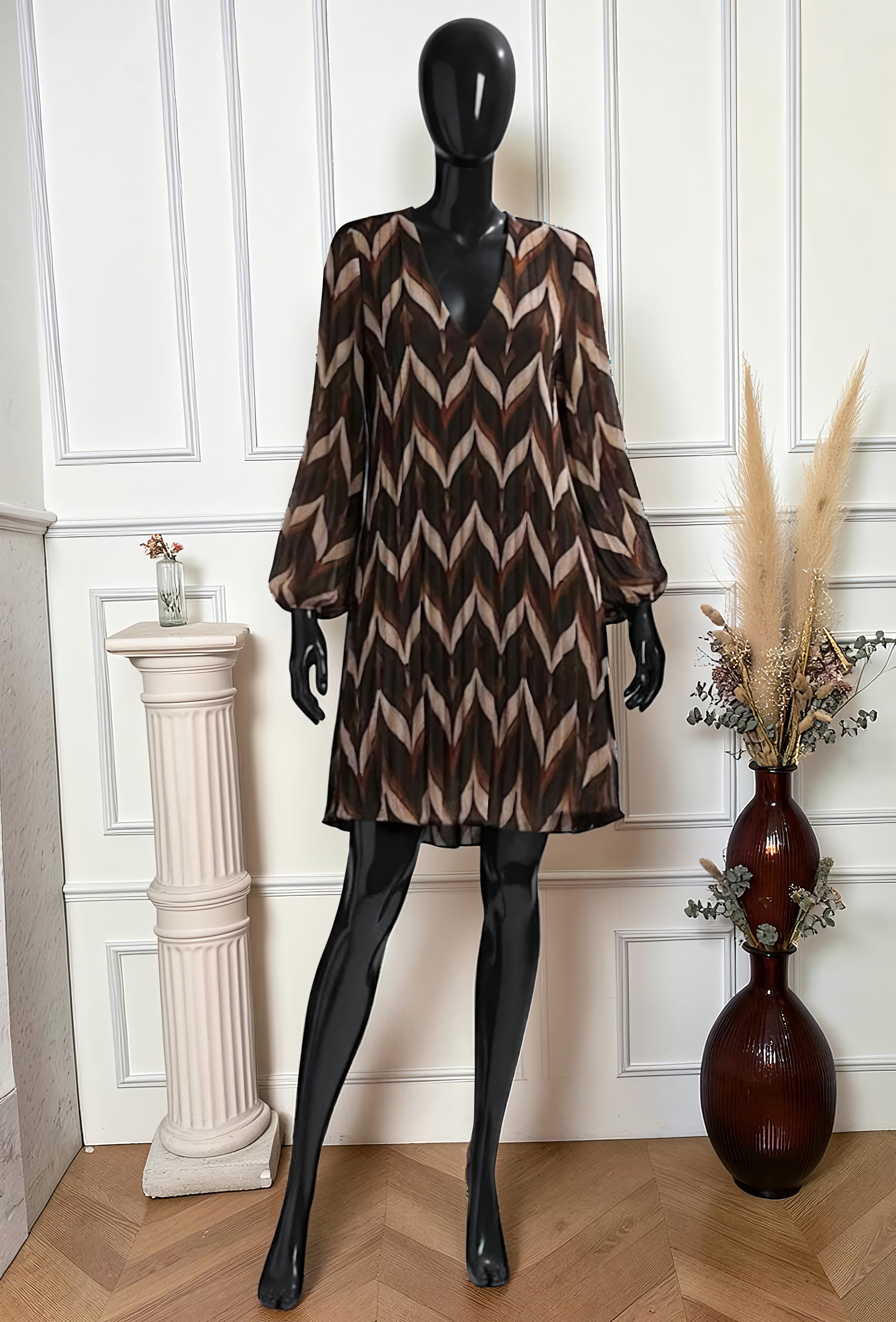 Robe Plissée Imprimé Chevrons Marron – La Muse Parisienne