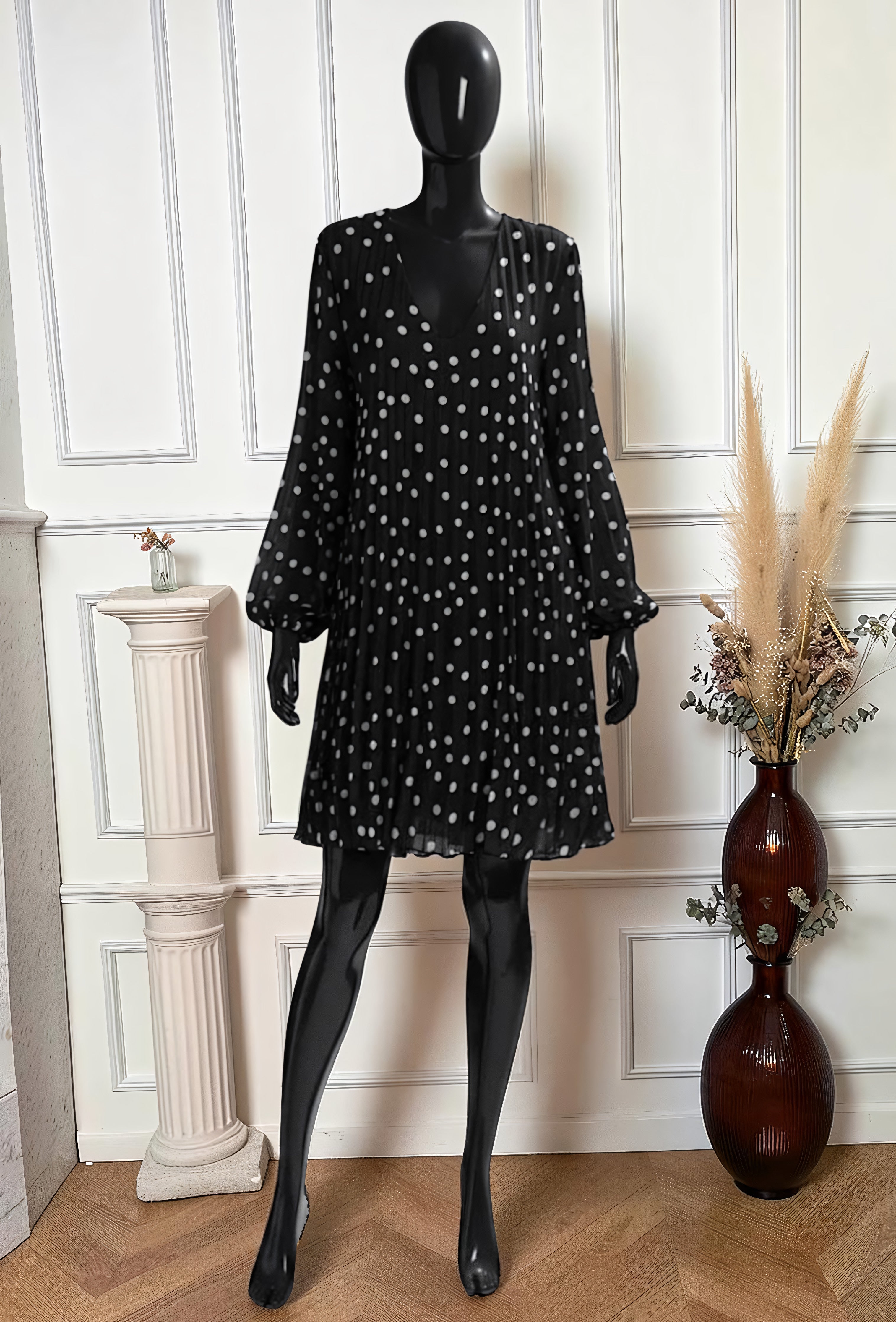 Robe Plissée Imprimé Pois Noir – La Muse Parisienne