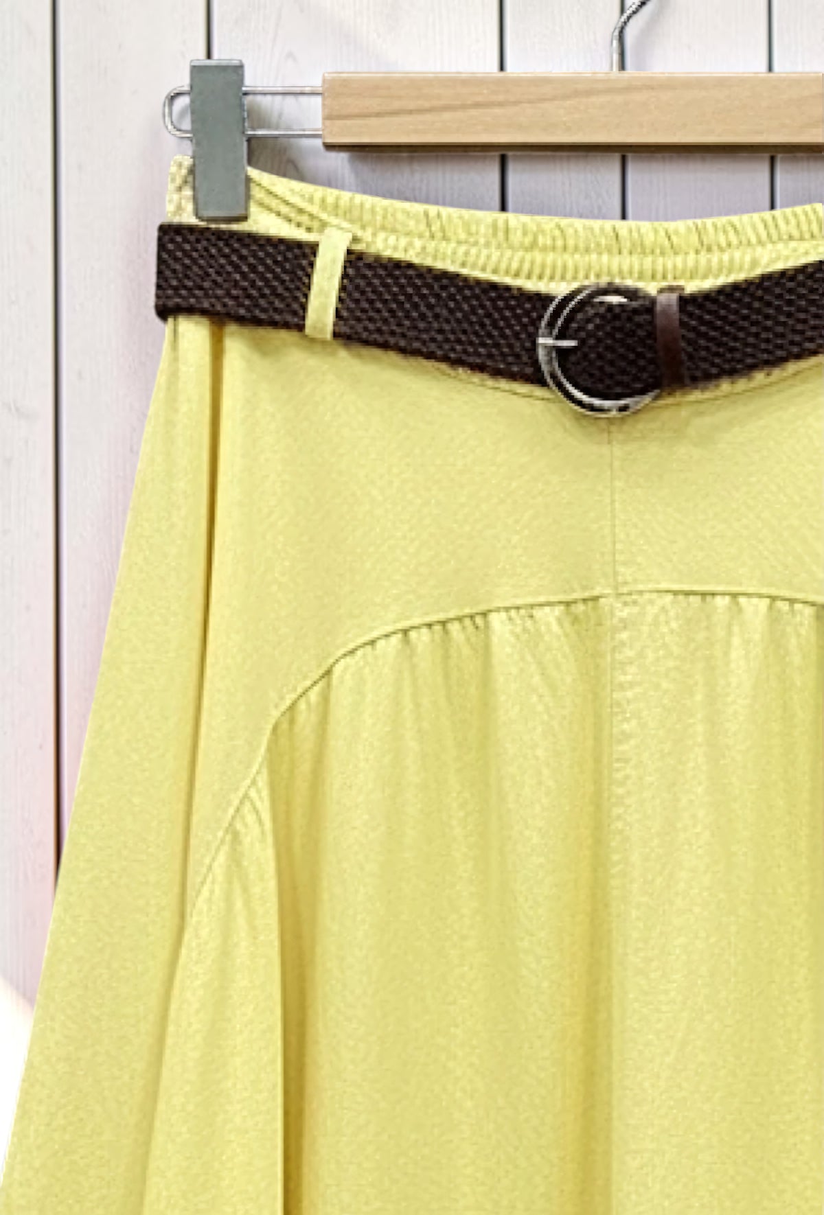Jupe Fluide en Viscose Lyocell avec Ceinture Jaune Clair – La Muse Parisienne – vue 3