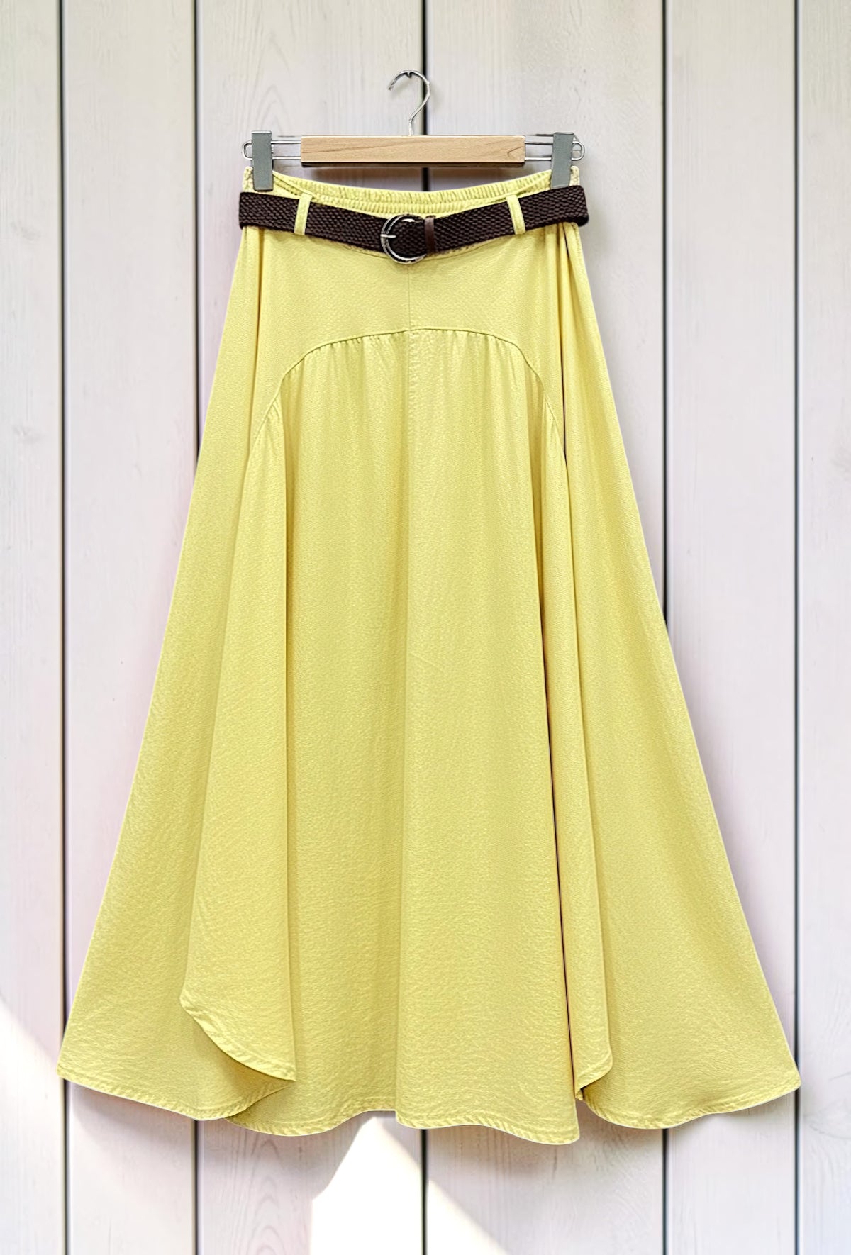 Jupe Fluide en Viscose Lyocell avec Ceinture Jaune Clair – La Muse Parisienne – vue 2