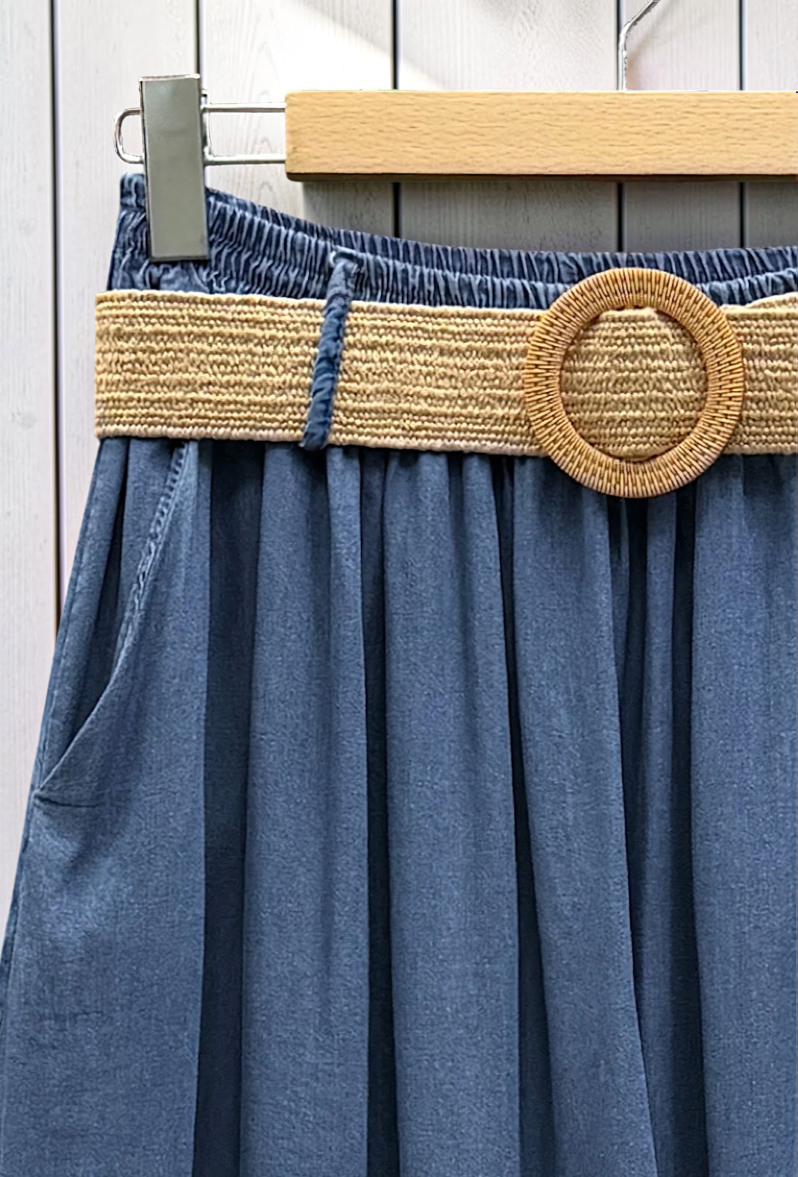 Jupe Fluide en Jean Lyocell avec Ceinture Denim – La Muse Parisienne – vue 3
