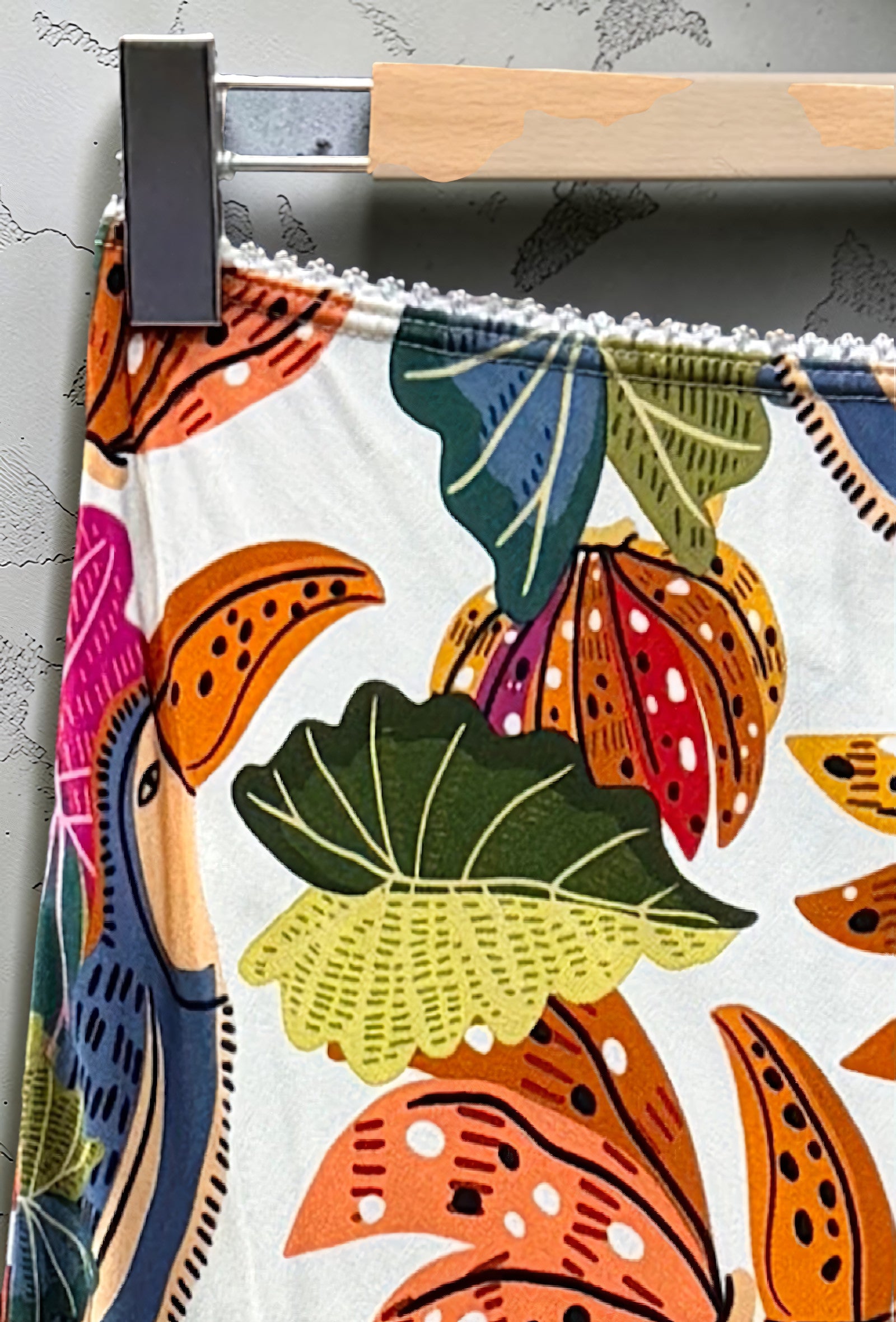 Jupe Imprimée en Viscose Satinée Bordure Dentelle Beige – La Muse Parisienne – vue 3