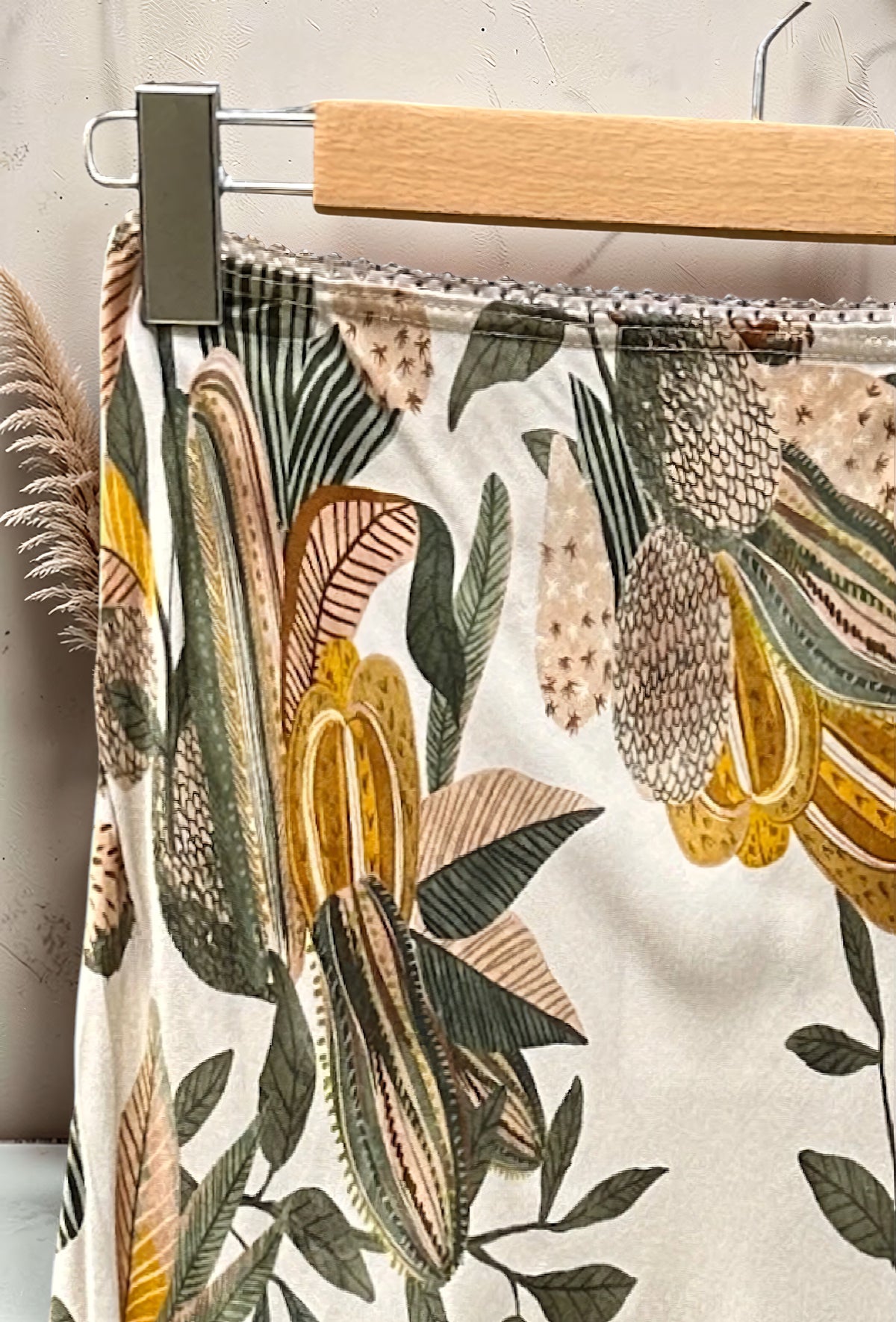 Jupe Imprimée en Viscose Satinée Bordure Dentelle Kaki – La Muse Parisienne – vue 3