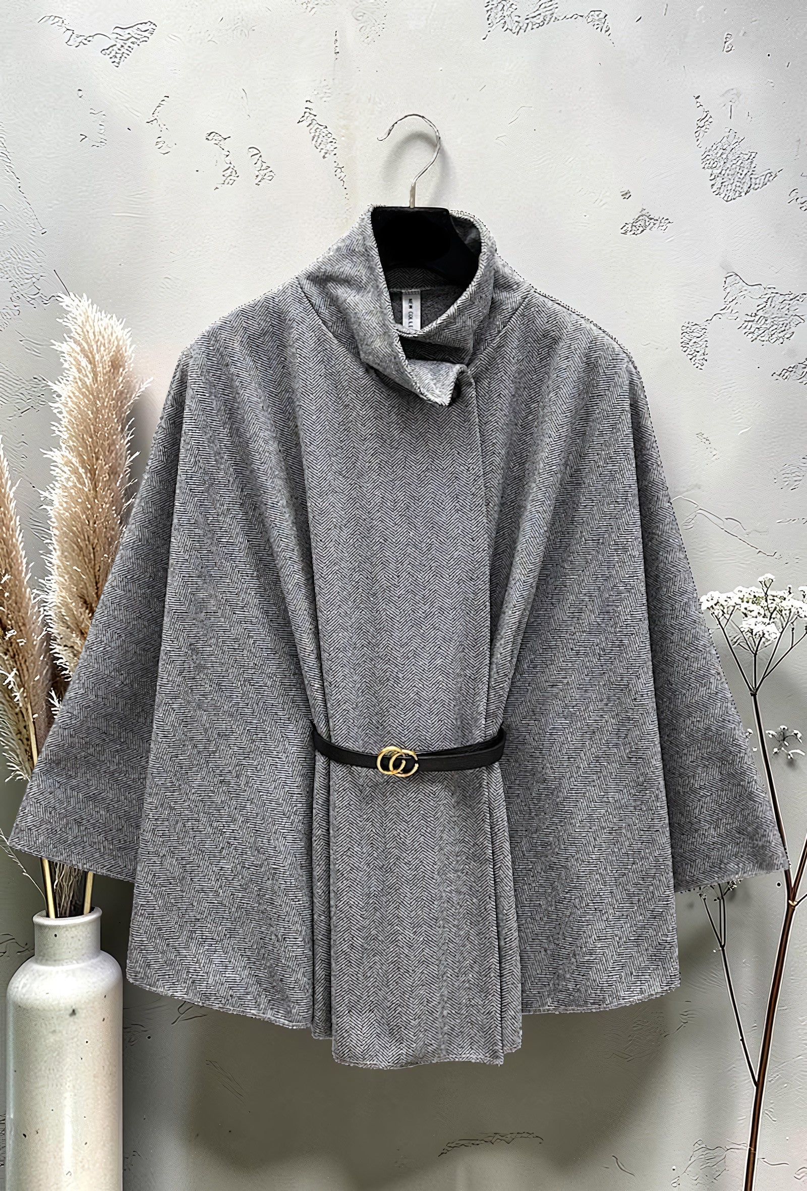 Cape Manteau en Flanelle Ceinturée Gris – La Muse Parisienne – vue 1