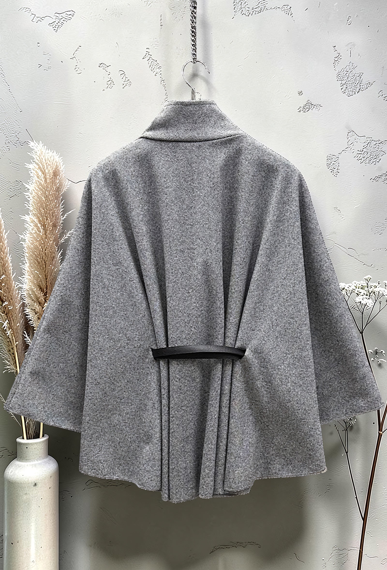 Cape Manteau en Flanelle Ceinturée Gris – La Muse Parisienne – vue 3