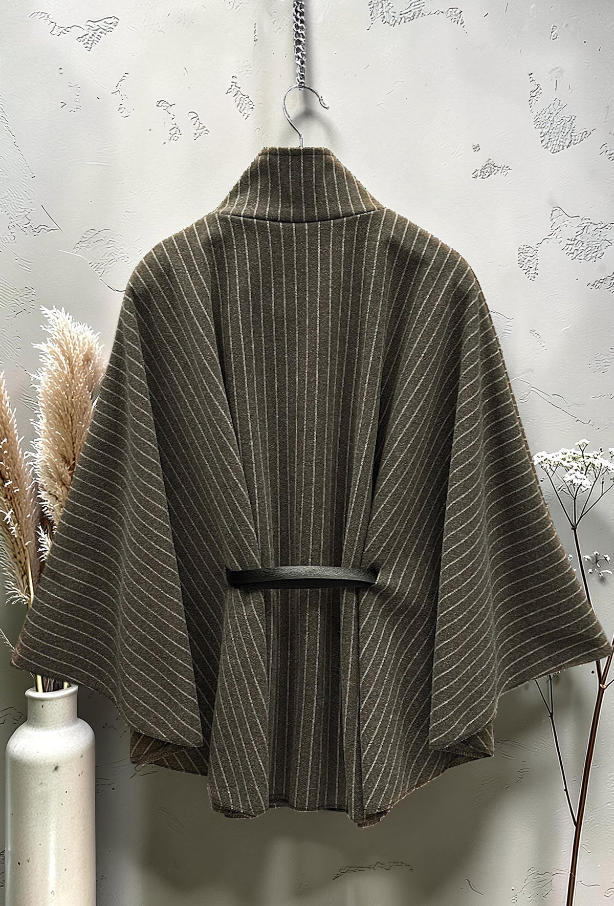 Cape Manteau en Flanelle Ceinturée Kaki – La Muse Parisienne – vue 3