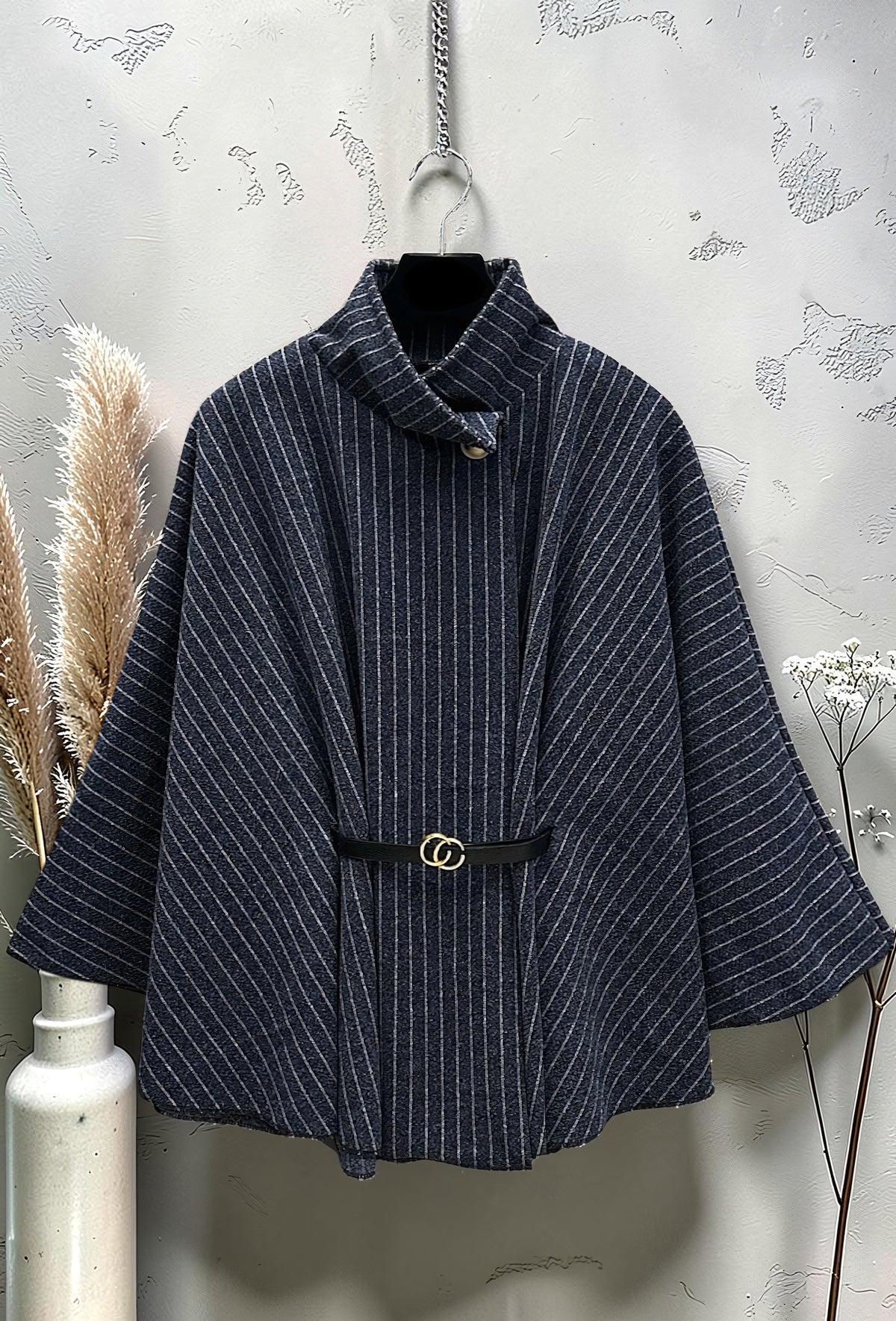 Cape Manteau en Flanelle Ceinturée Marine – La Muse Parisienne – vue 1