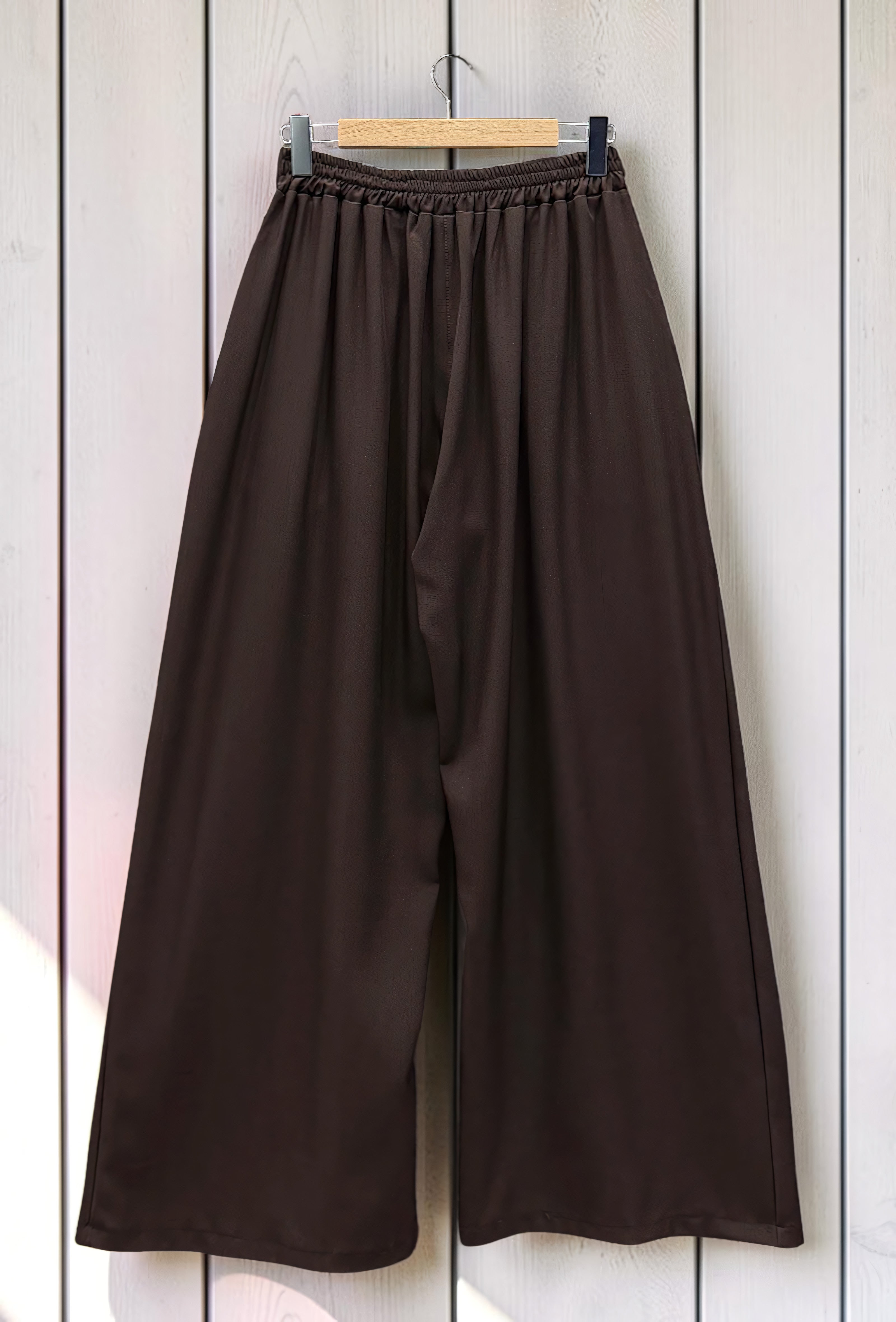 Pantalon Merveilleuse Palazzo Fluide Marron Foncé — Taille Haute Élastique – La Muse Parisienne – vue 3