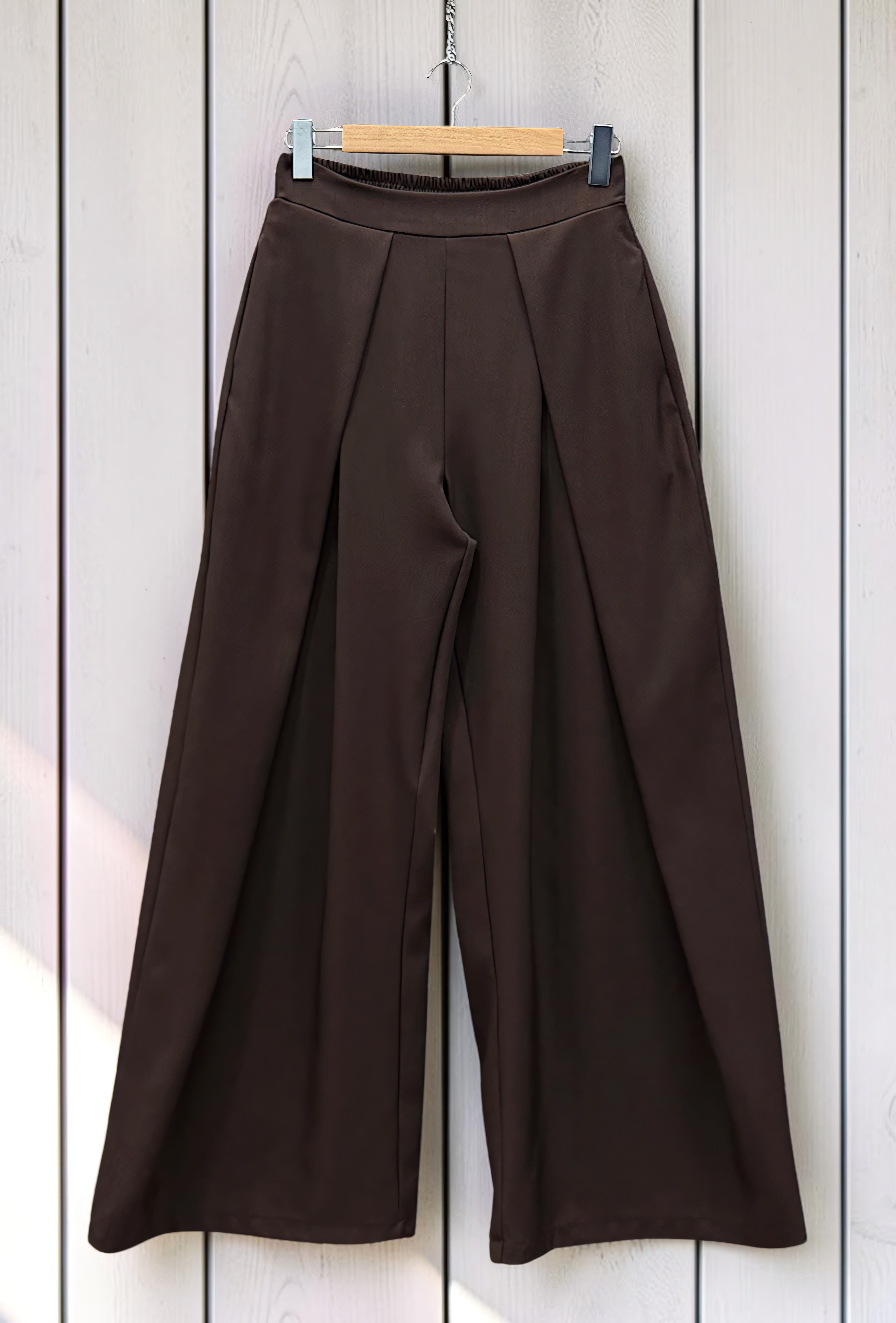 Pantalon Merveilleuse Palazzo Fluide Marron Foncé — Taille Haute Élastique – La Muse Parisienne – vue 2