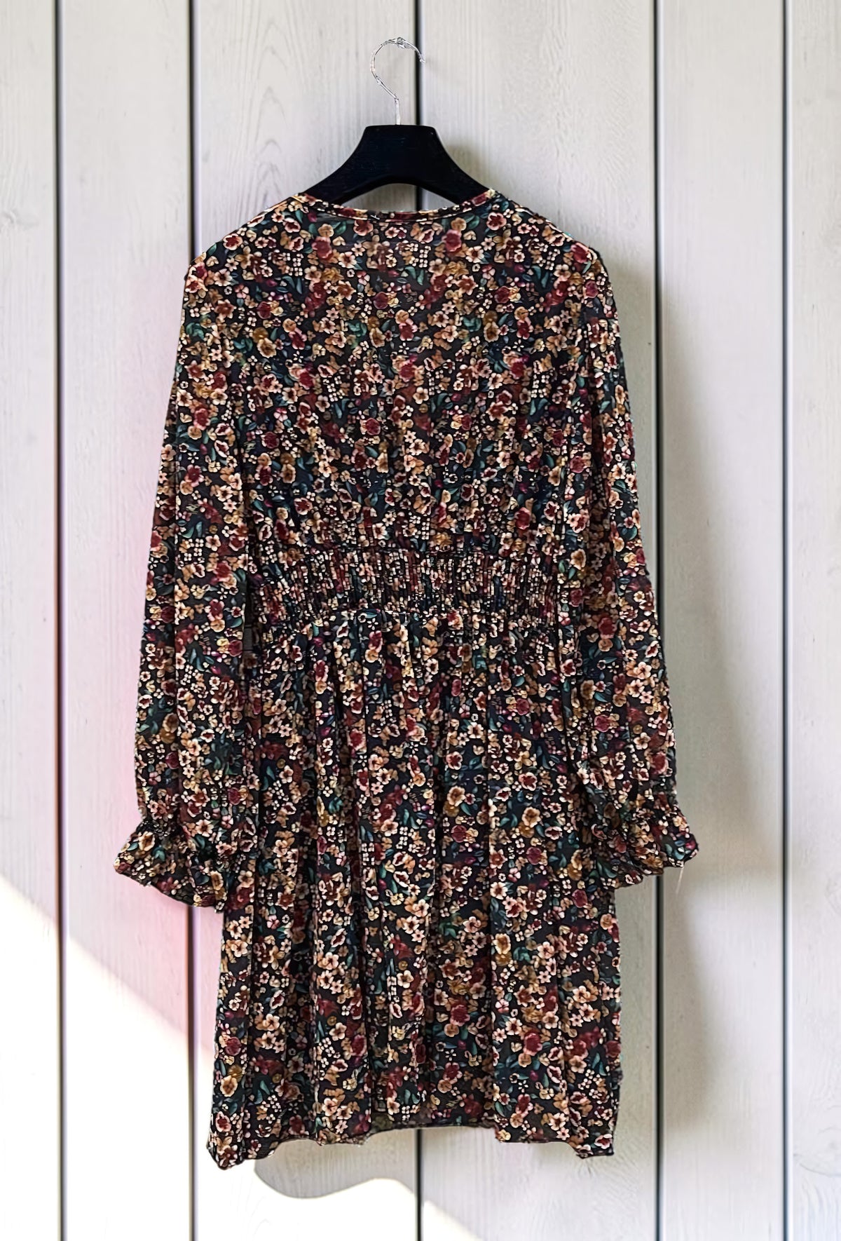 Robe Imprimée Boutonnée Manches Longues Noir Fleuri – La Muse Parisienne – vue 3