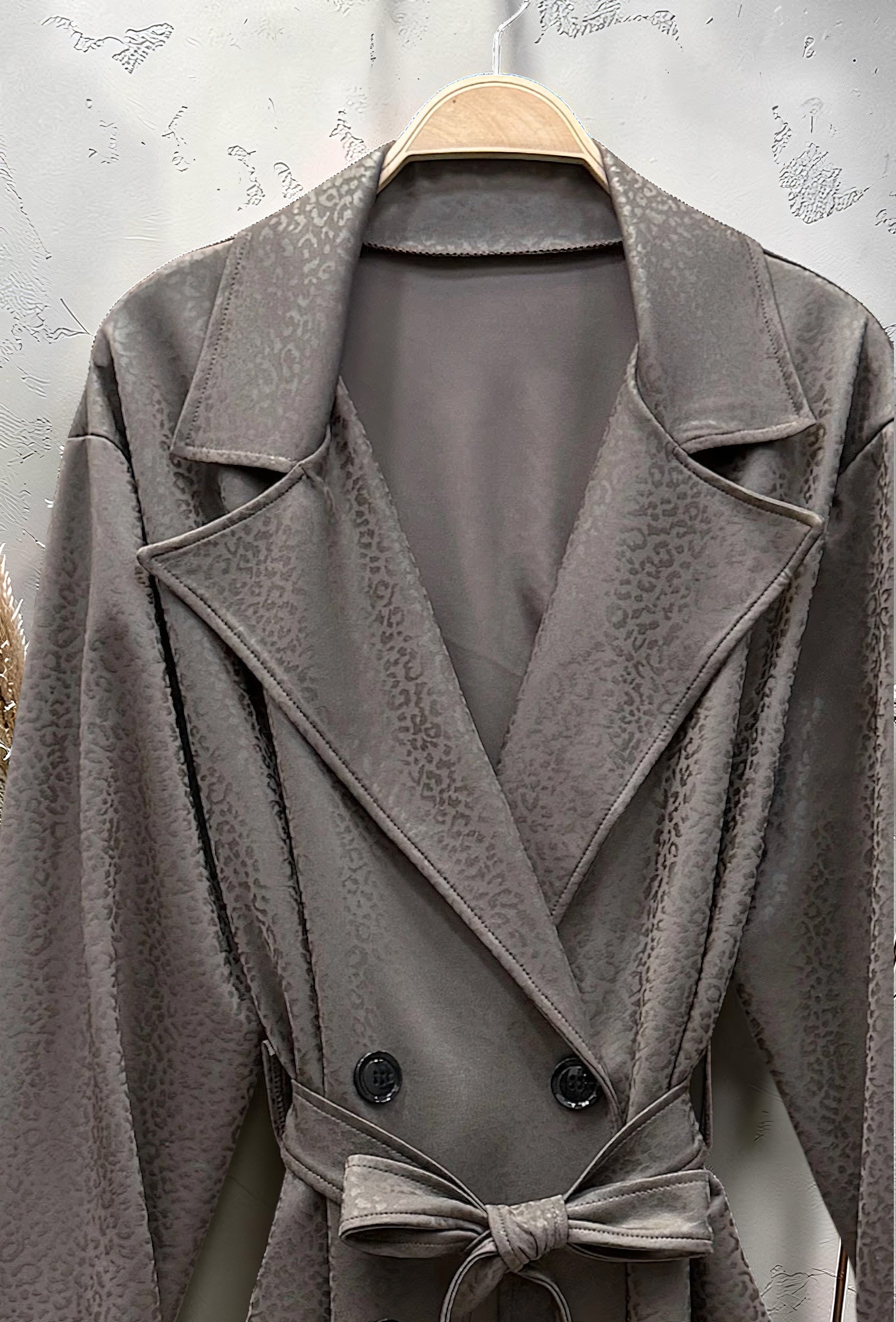 Trench Chic Ceinturé à Poches Taupe – La Muse Parisienne – vue 2