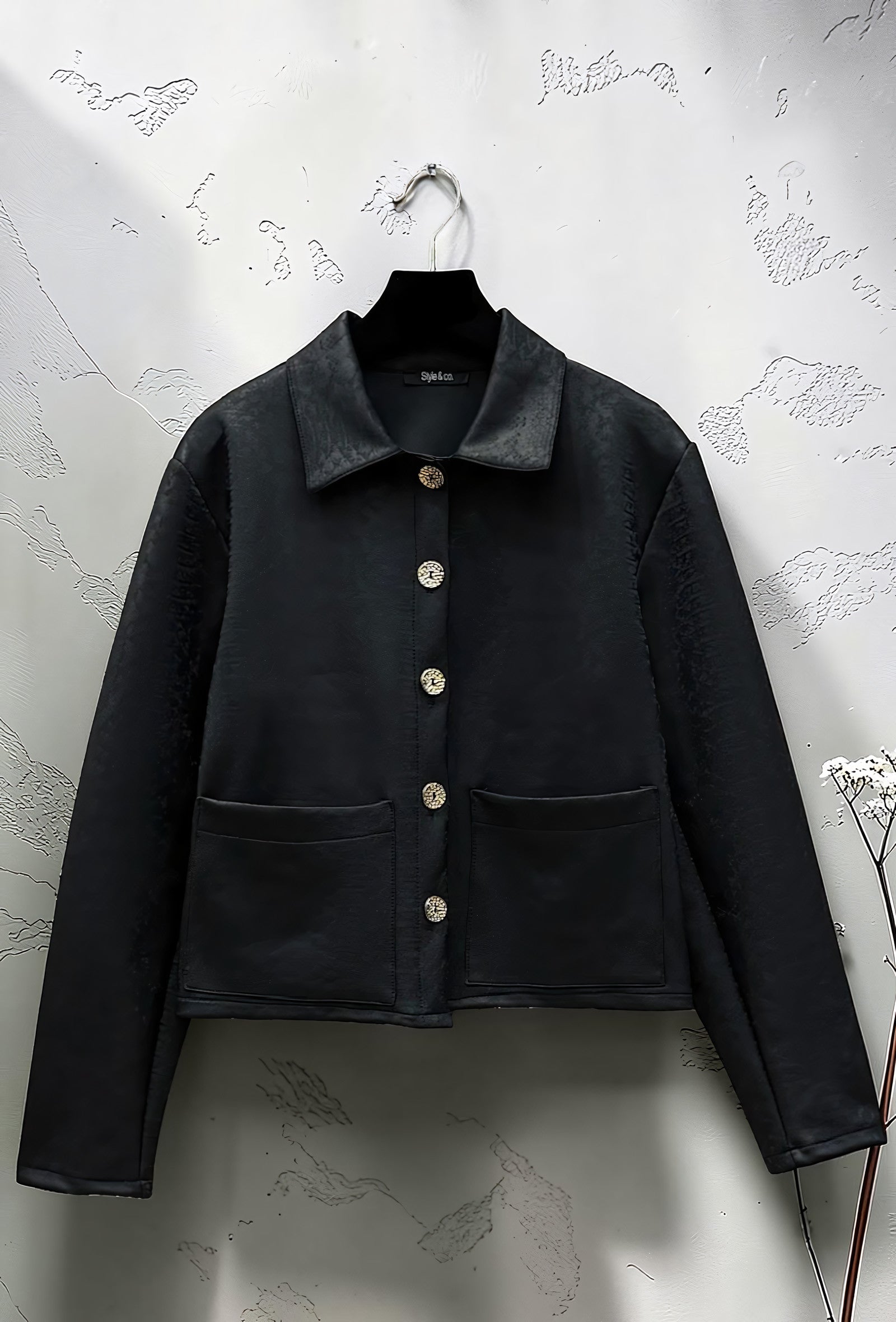 Veste Courte Cintrée en Suédine Noir – La Muse Parisienne – vue 1