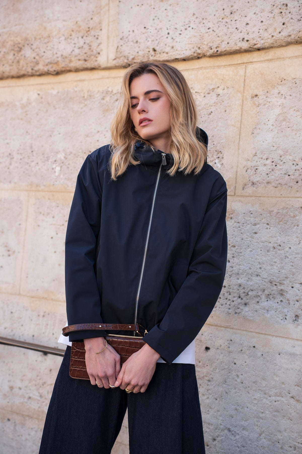 Veste imperméable courte à capuche marine pour femme – vue 1