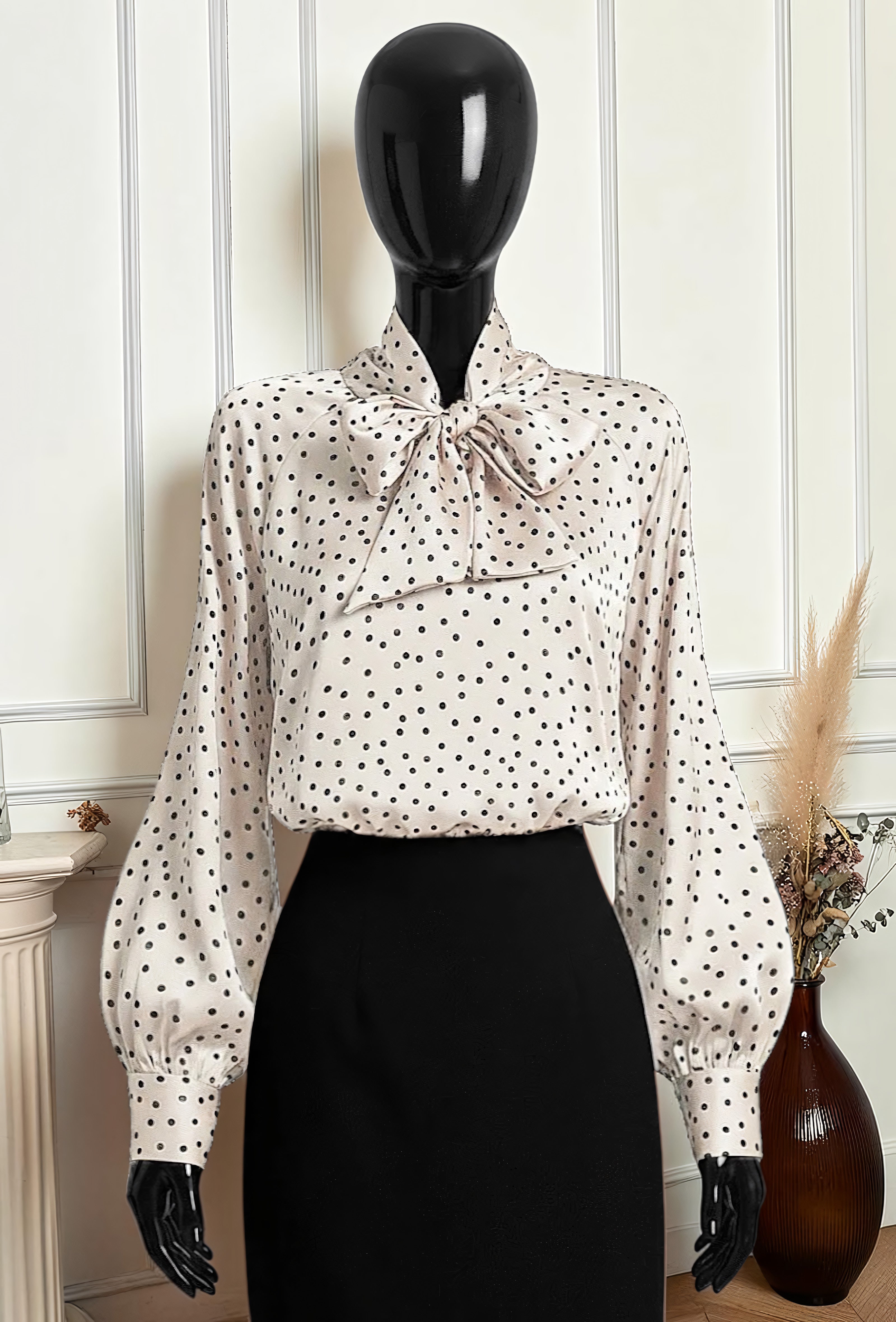 Blouse à Pois Col Lavallière en Satin Beige – La Muse Parisienne – vue 1