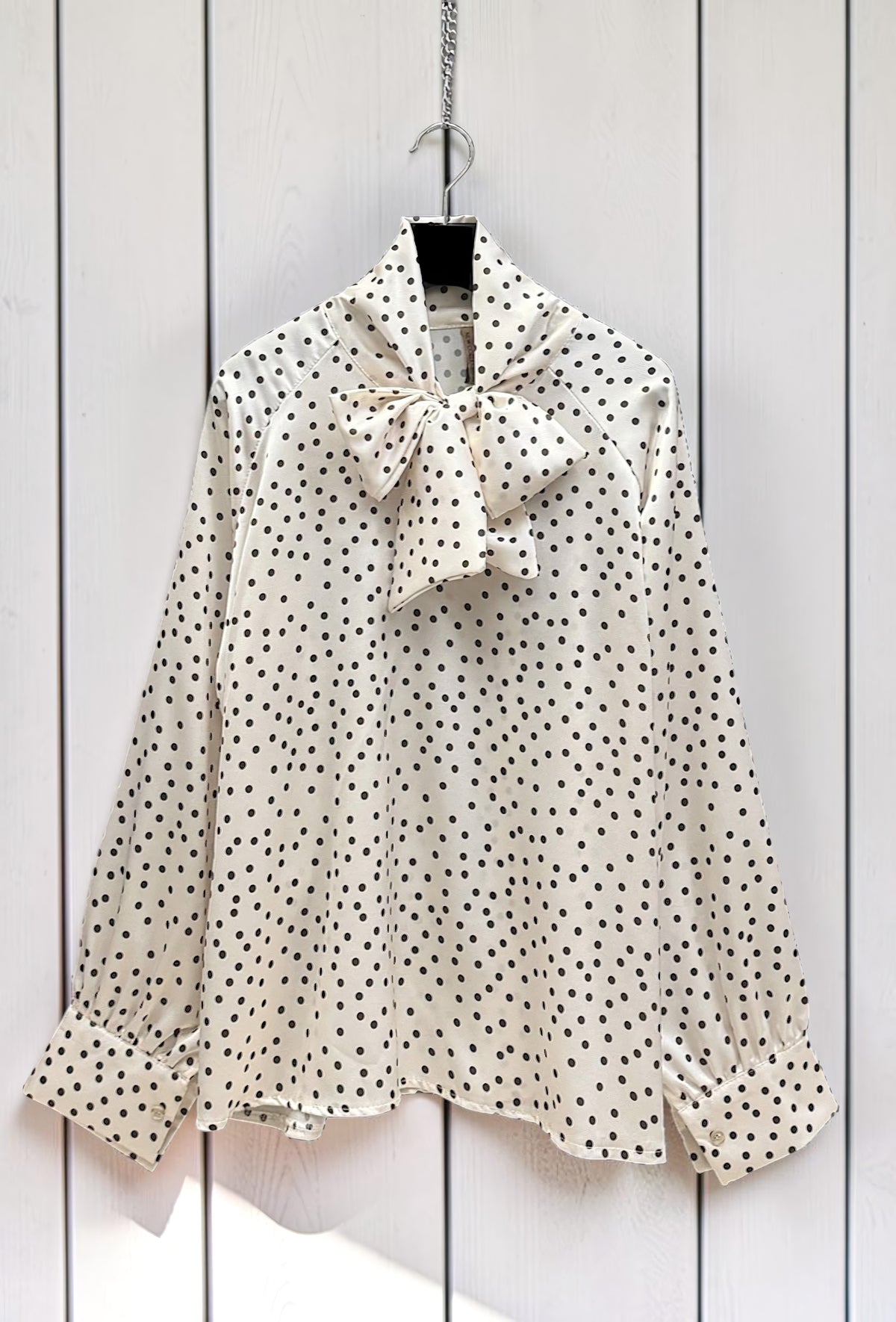 Blouse à Pois Col Lavallière en Satin Beige – La Muse Parisienne – vue 2