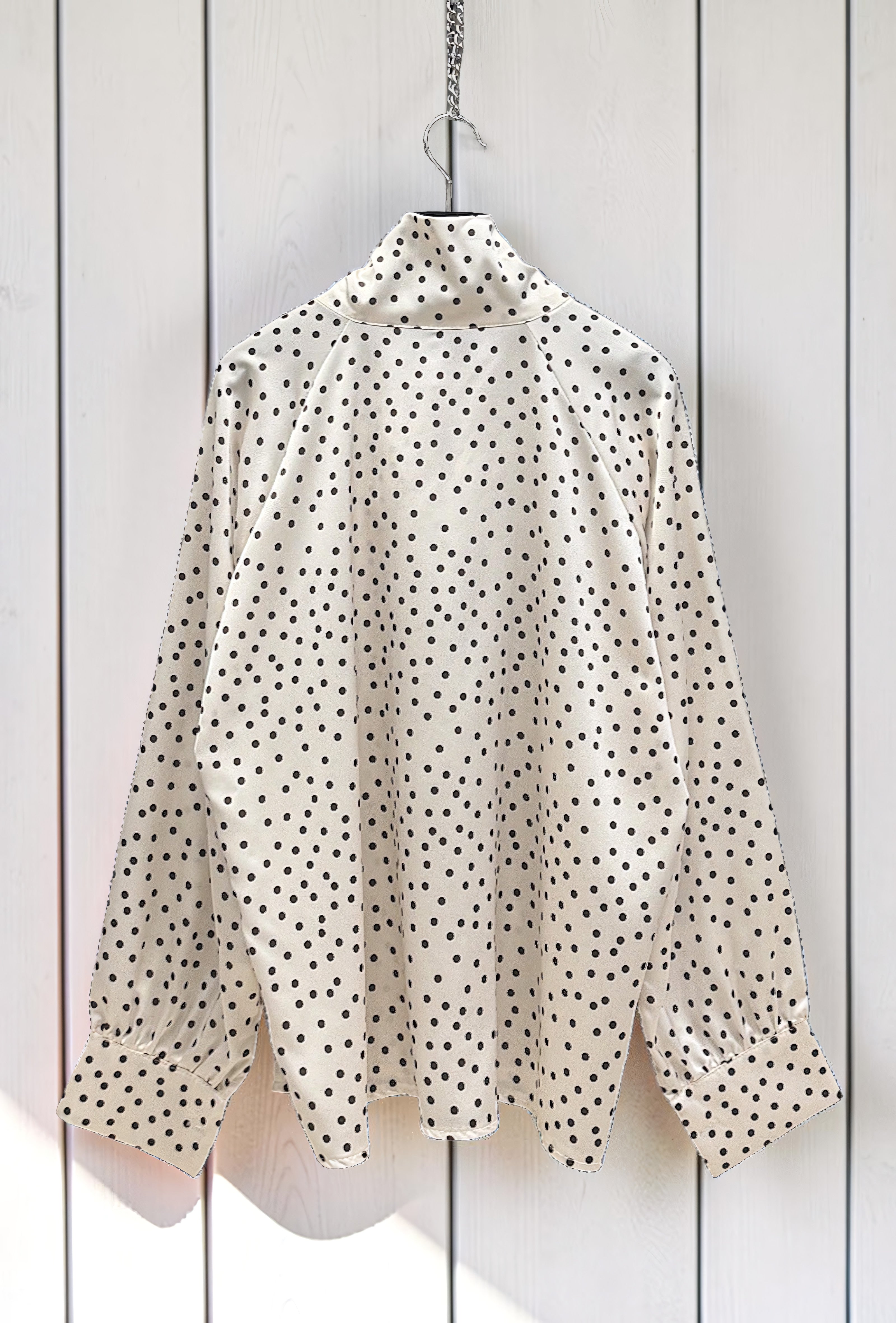 Blouse à Pois Col Lavallière en Satin Beige – La Muse Parisienne – vue 3
