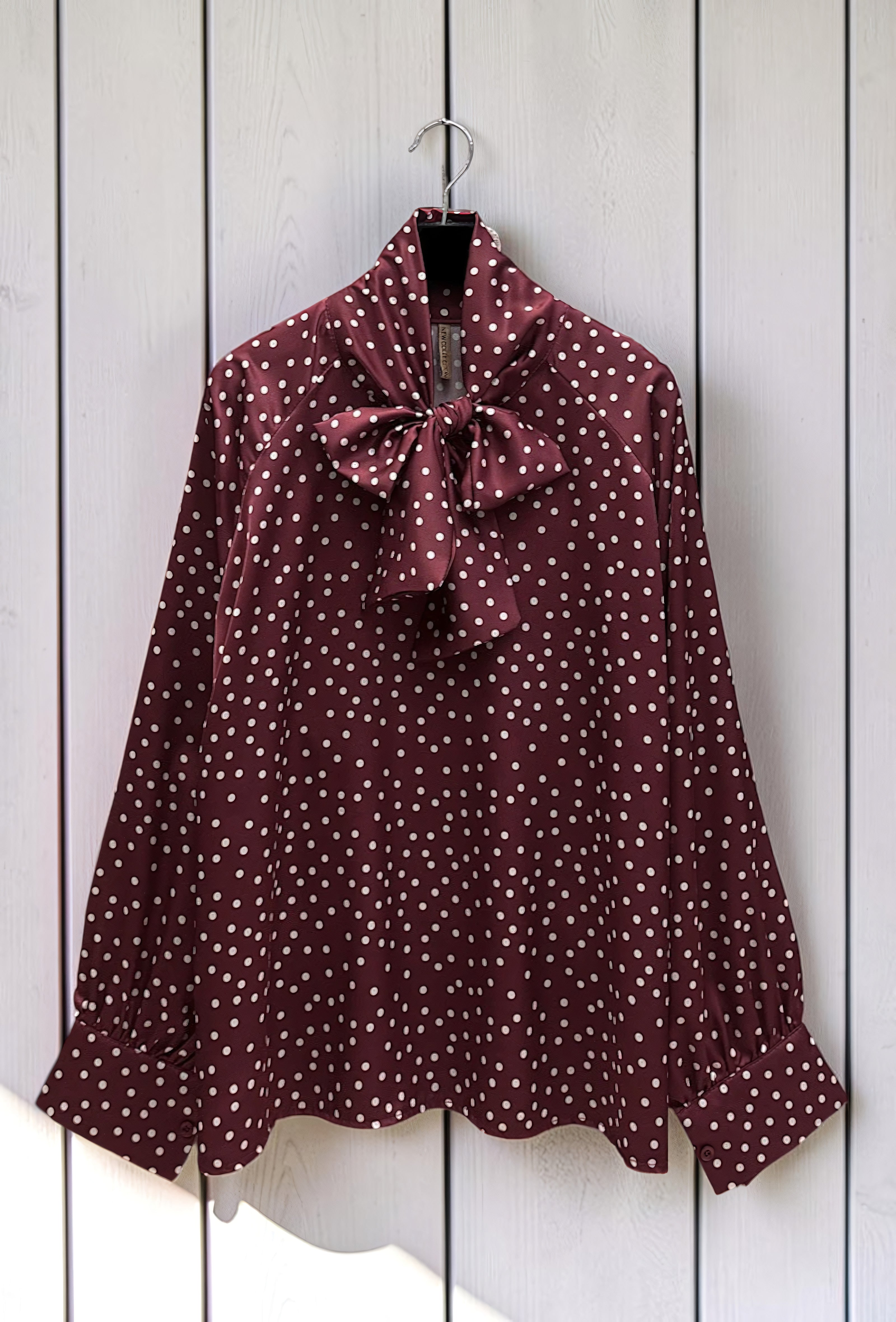Blouse à Pois Col Lavallière en Satin Bordeaux – La Muse Parisienne – vue 3