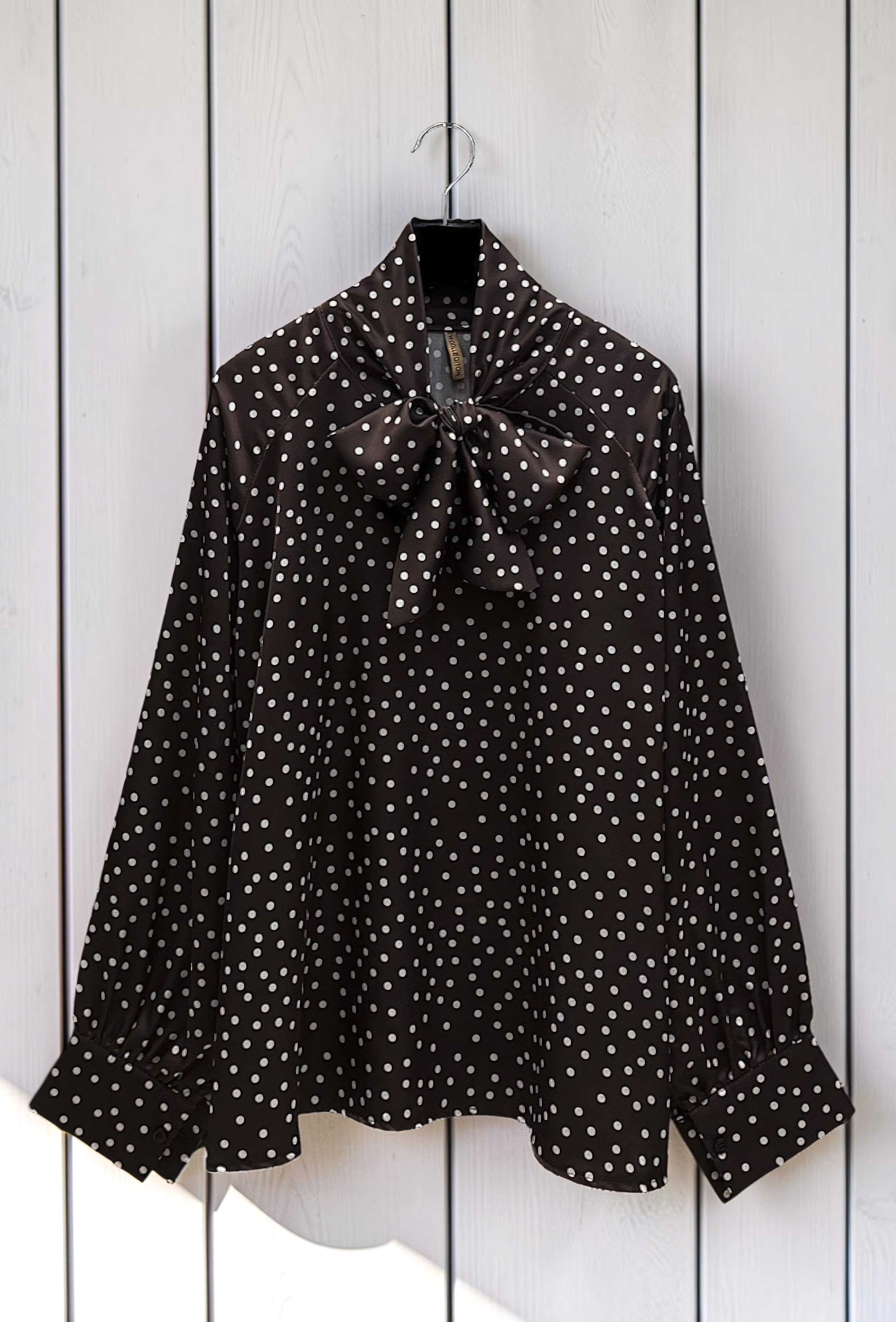 Blouse à Pois Col Lavallière en Satin Marron Foncé – La Muse Parisienne – vue 2
