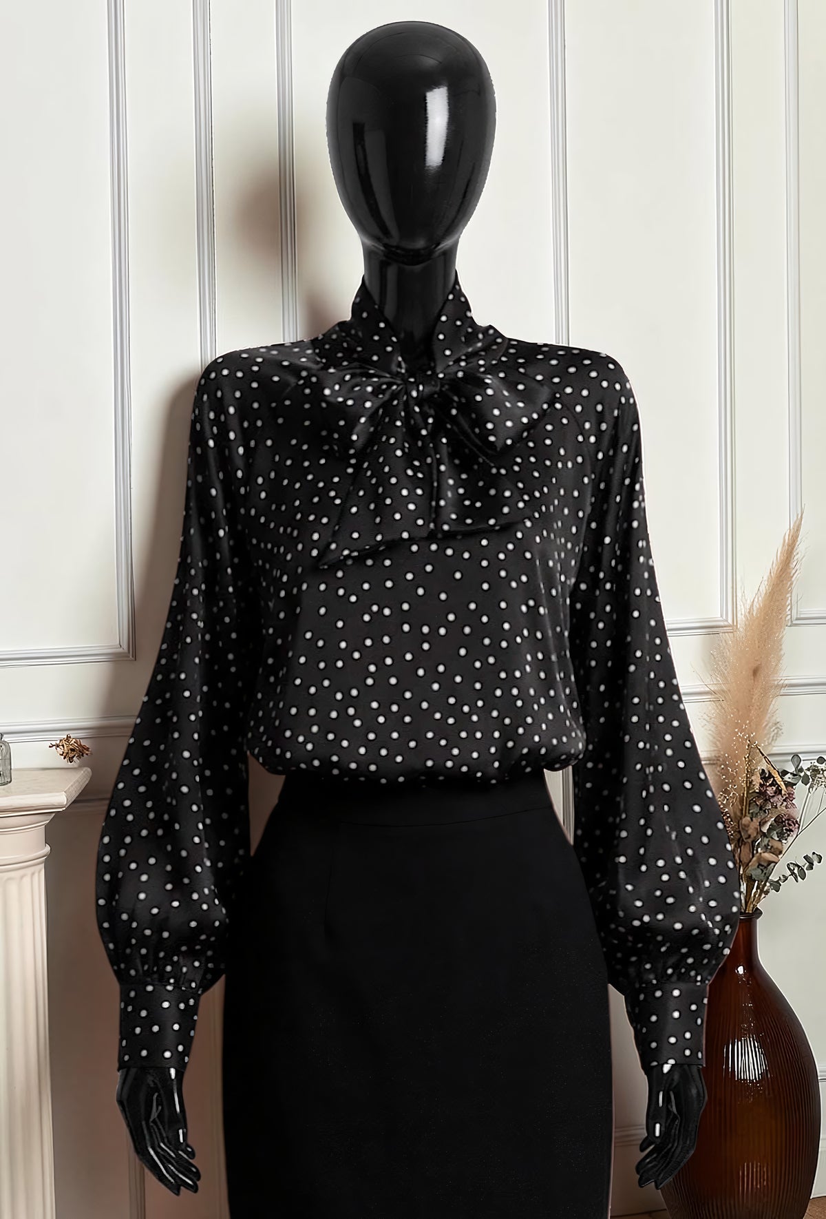 Blouse à Pois Col Lavallière en Satin Noir – La Muse Parisienne – vue 1