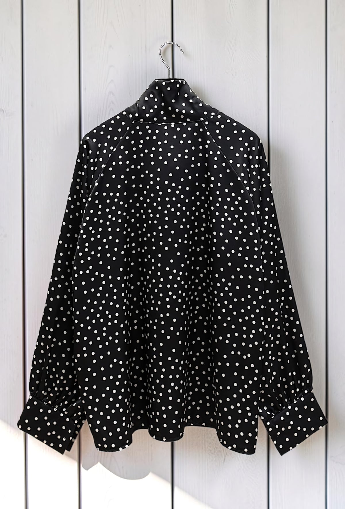 Blouse à Pois Col Lavallière en Satin Noir – La Muse Parisienne – vue 2