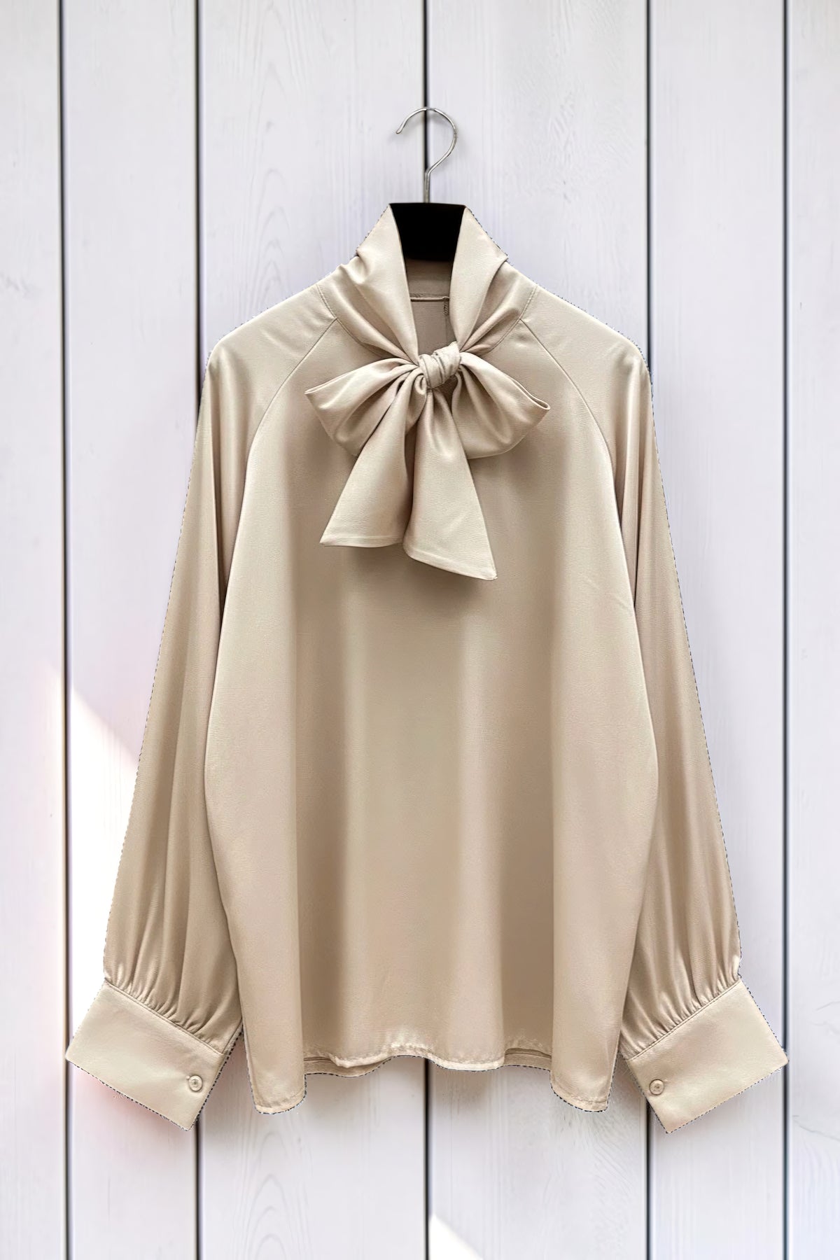 Blouse Col Lavallière en Satin Beige – La Muse Parisienne – vue 2