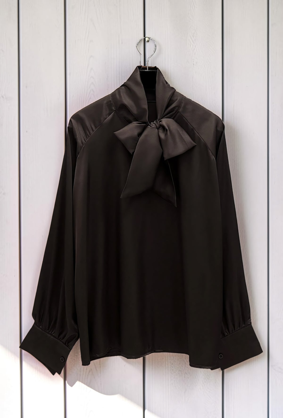 Blouse Col Lavallière en Satin Marron Foncé – La Muse Parisienne – vue 2