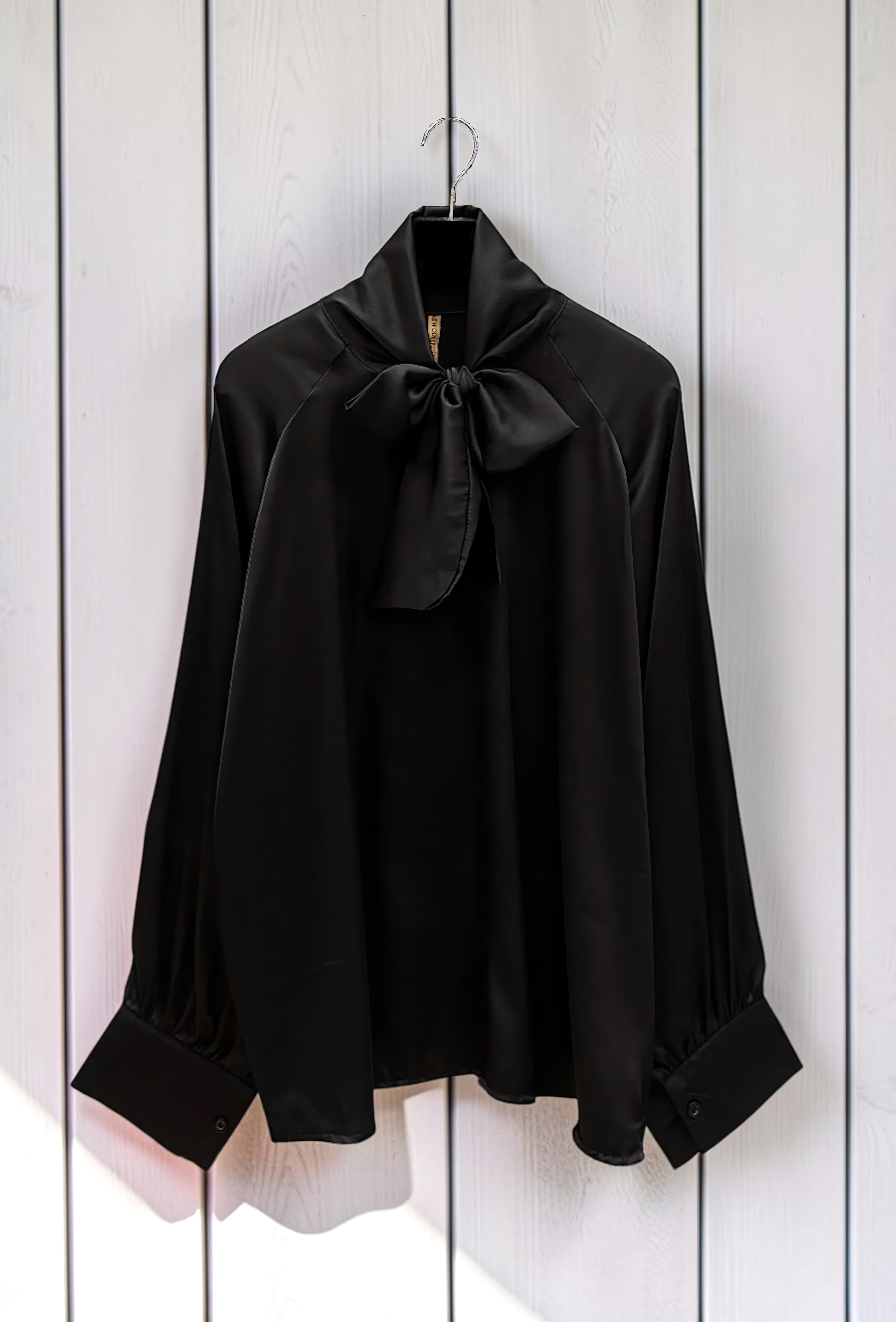 Blouse Col Lavallière en Satin Noir – La Muse Parisienne – vue 3