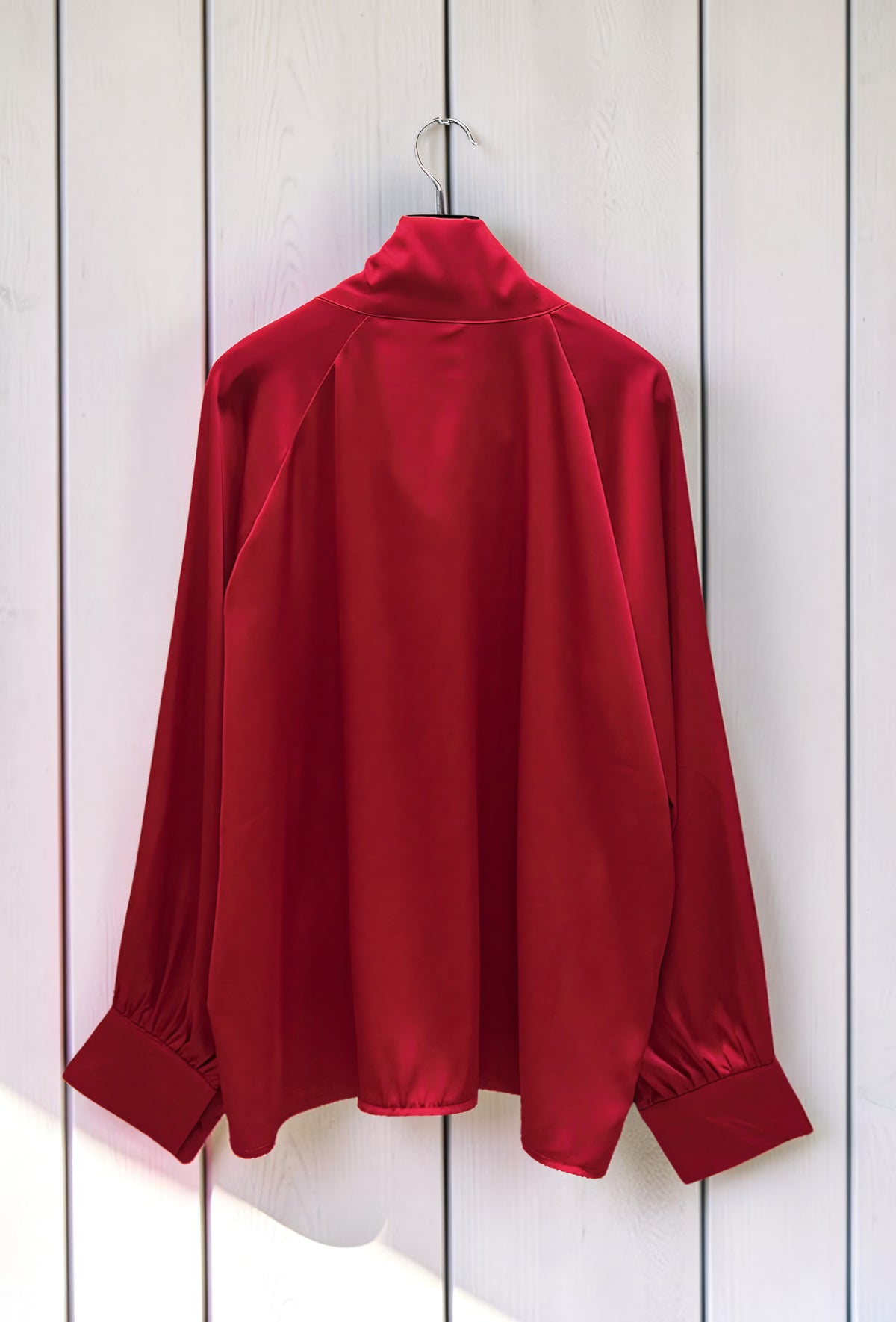 Blouse Col Lavallière en Satin Rouge – La Muse Parisienne – vue 2