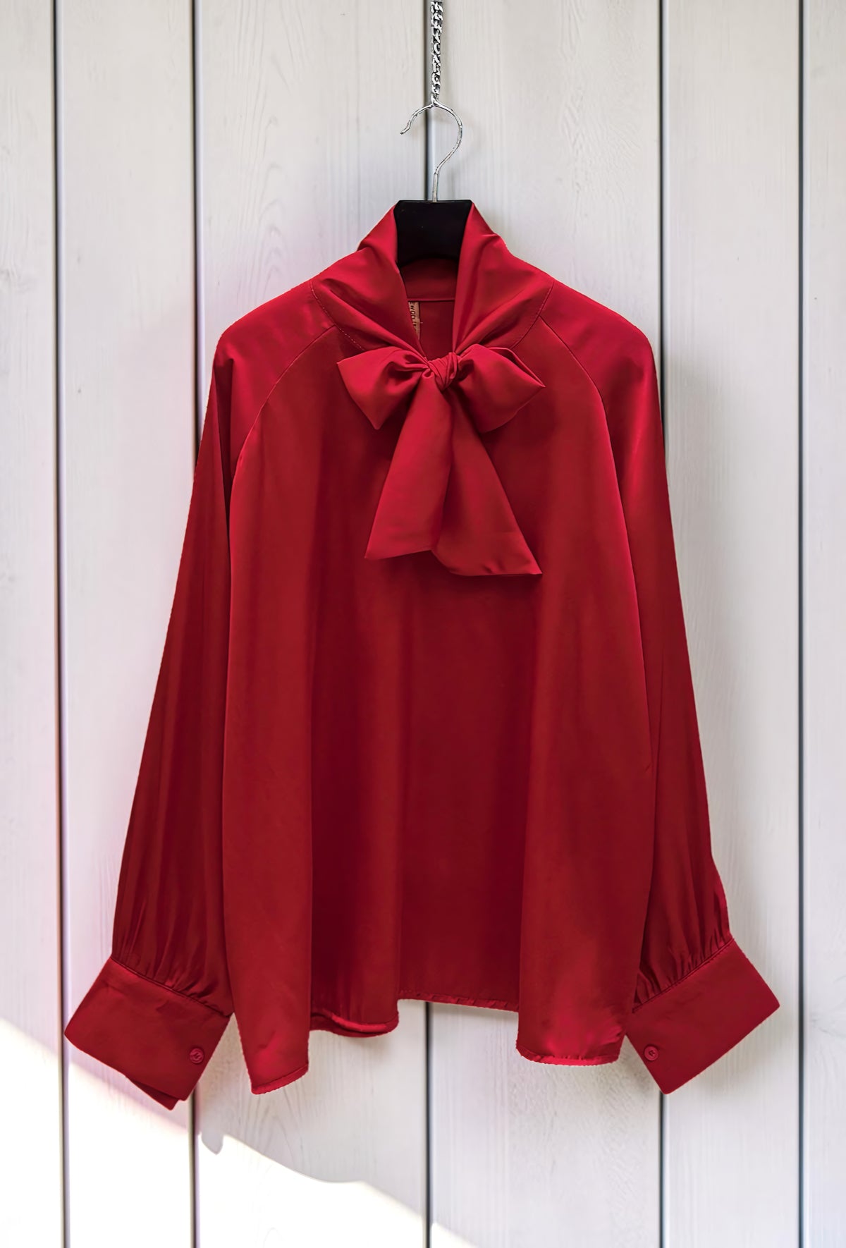 Blouse Col Lavallière en Satin Rouge – La Muse Parisienne – vue 3