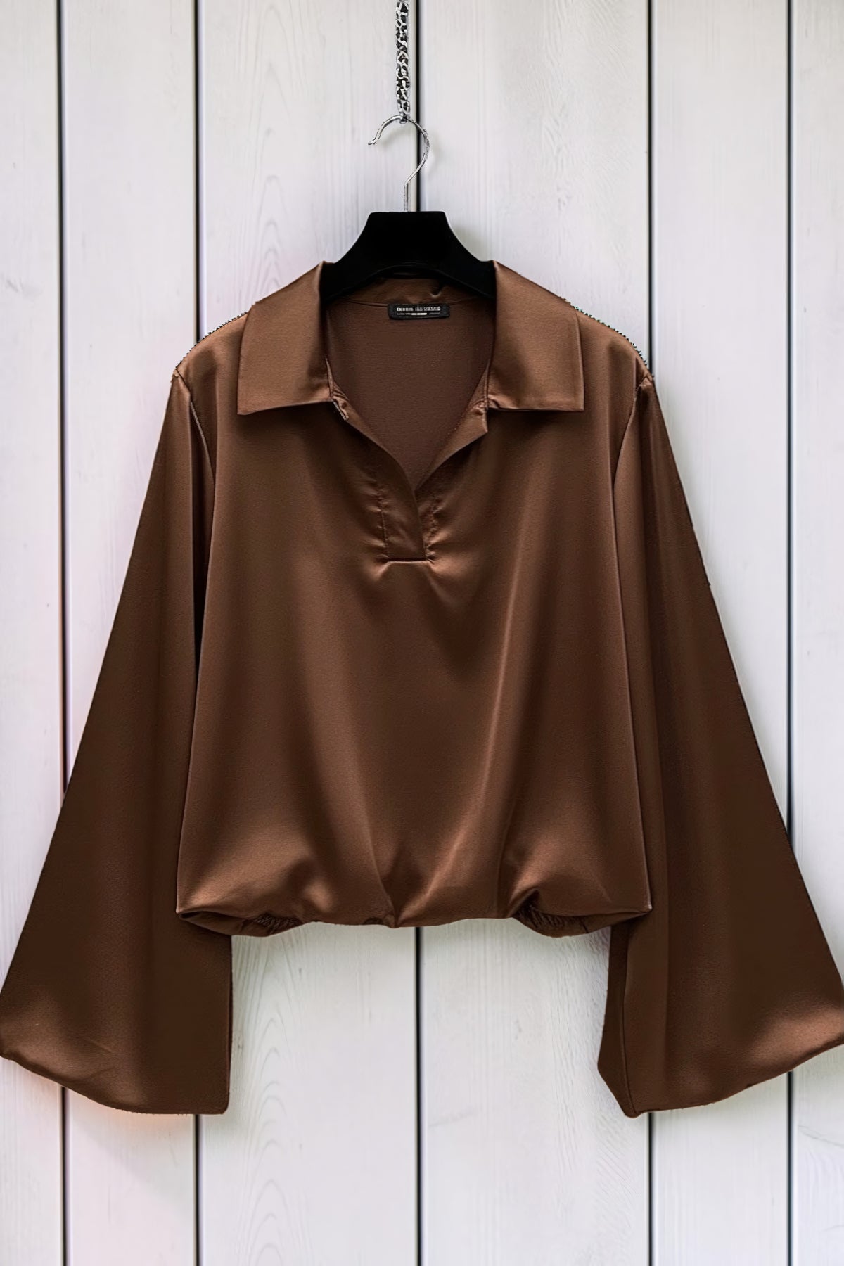 Blouse Manches Amples en Satin Marron Foncé — Doublure Viscose – La Muse Parisienne – vue 2