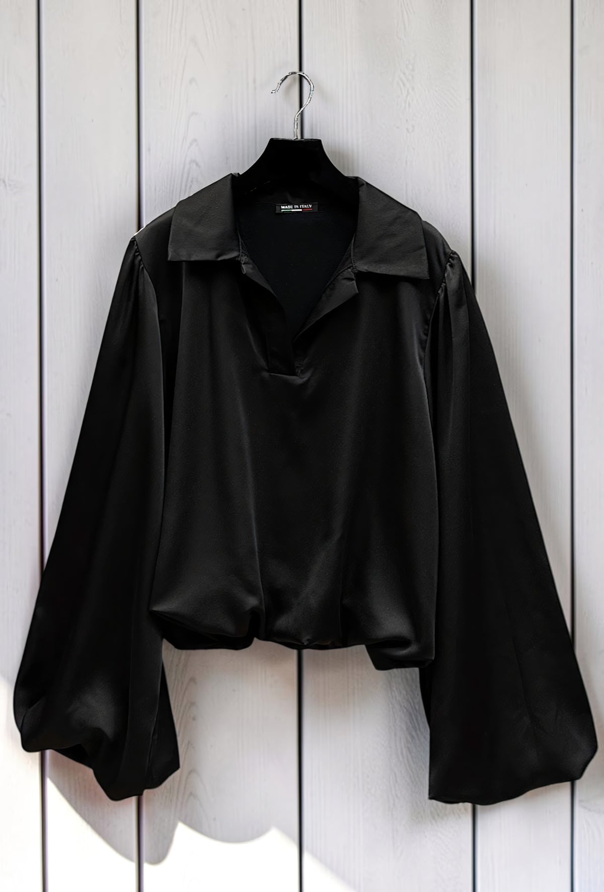 Blouse Manches Amples en Satin Noir — Doublure Viscose – La Muse Parisienne – vue 3