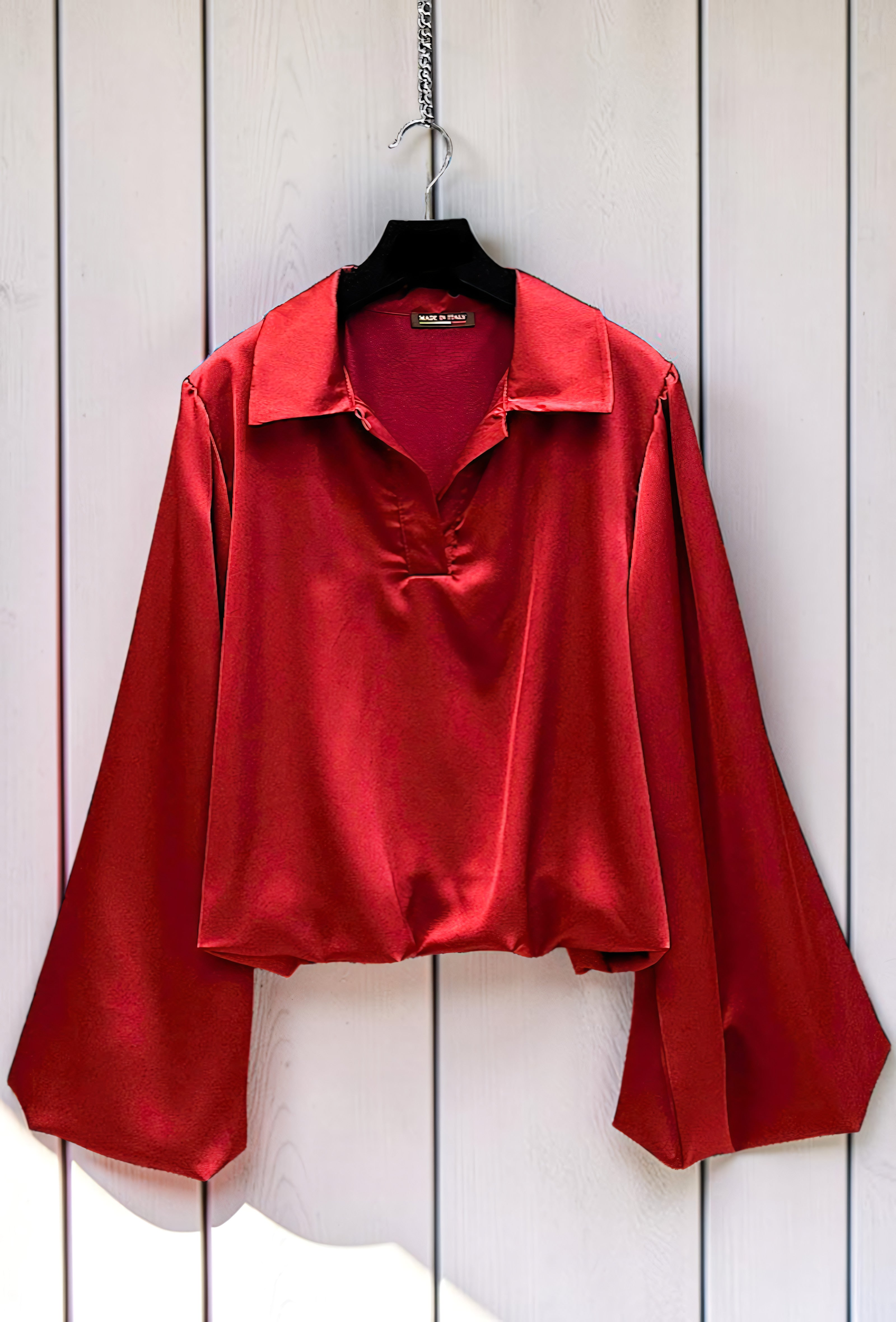 Blouse Manches Amples en Satin Rouge — Doublure Viscose – La Muse Parisienne – vue 2