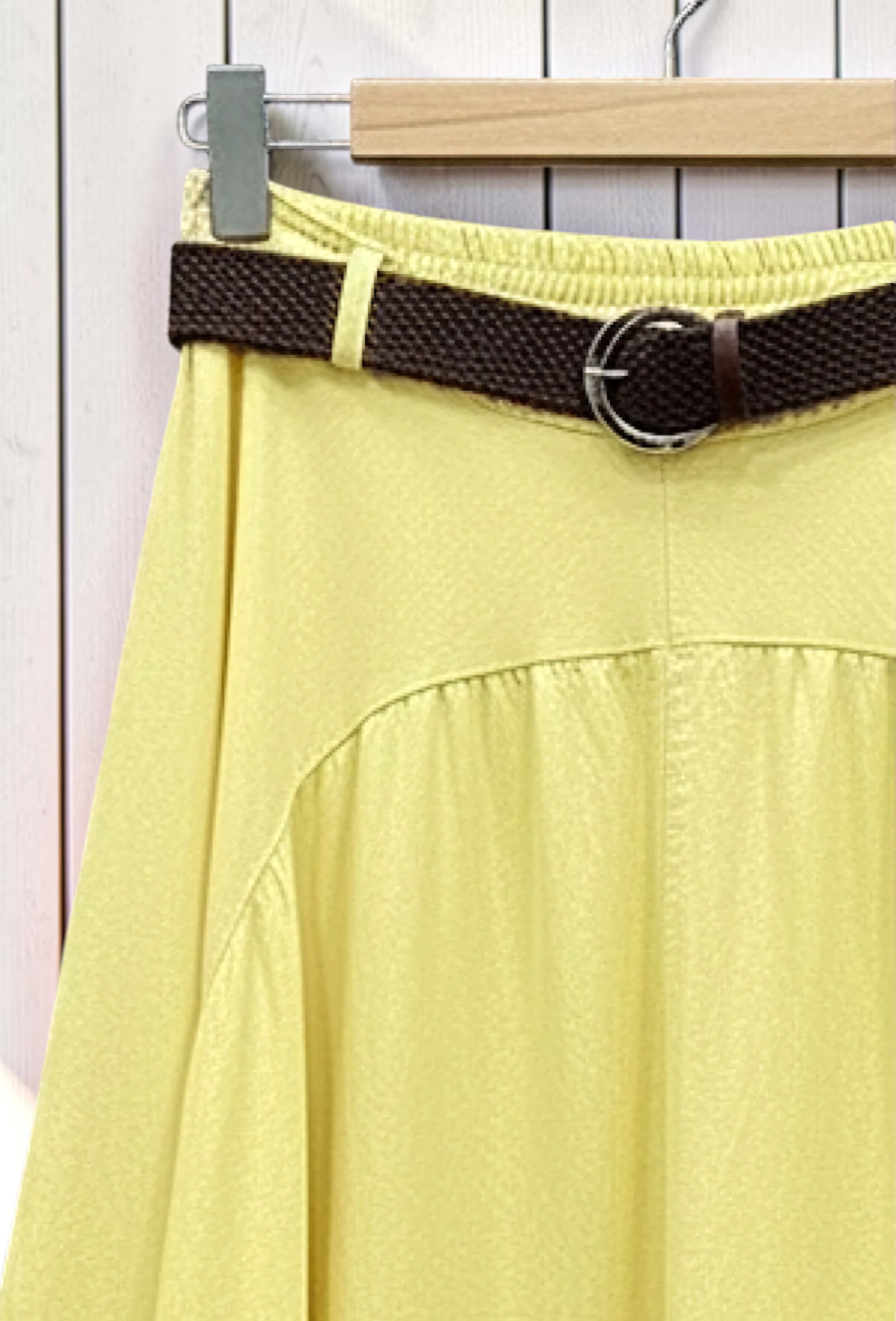 Jupe Fluide en Viscose Lyocell avec Ceinture Jaune Clair – La Muse Parisienne – vue 3