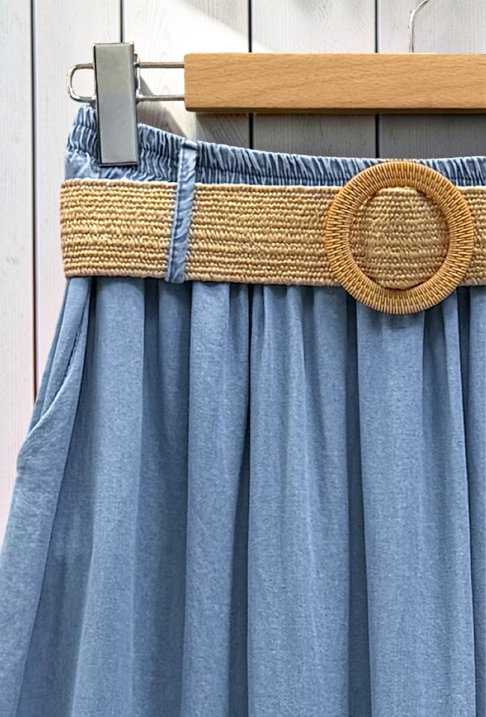 Jupe Fluide en Jean Lyocell avec Ceinture Bleu Ciel – La Muse Parisienne – vue 3