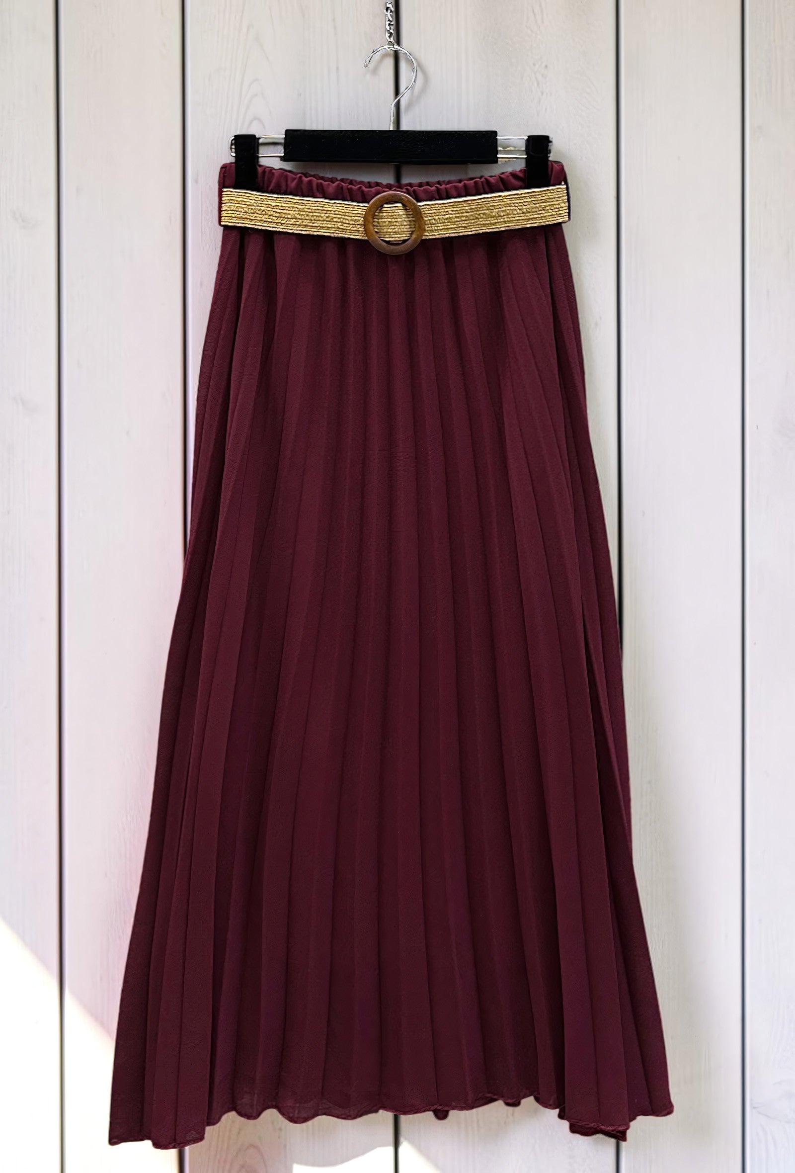 Jupe Plissée Fluide Doublée avec Ceinture Bordeaux – La Muse Parisienne – vue 3