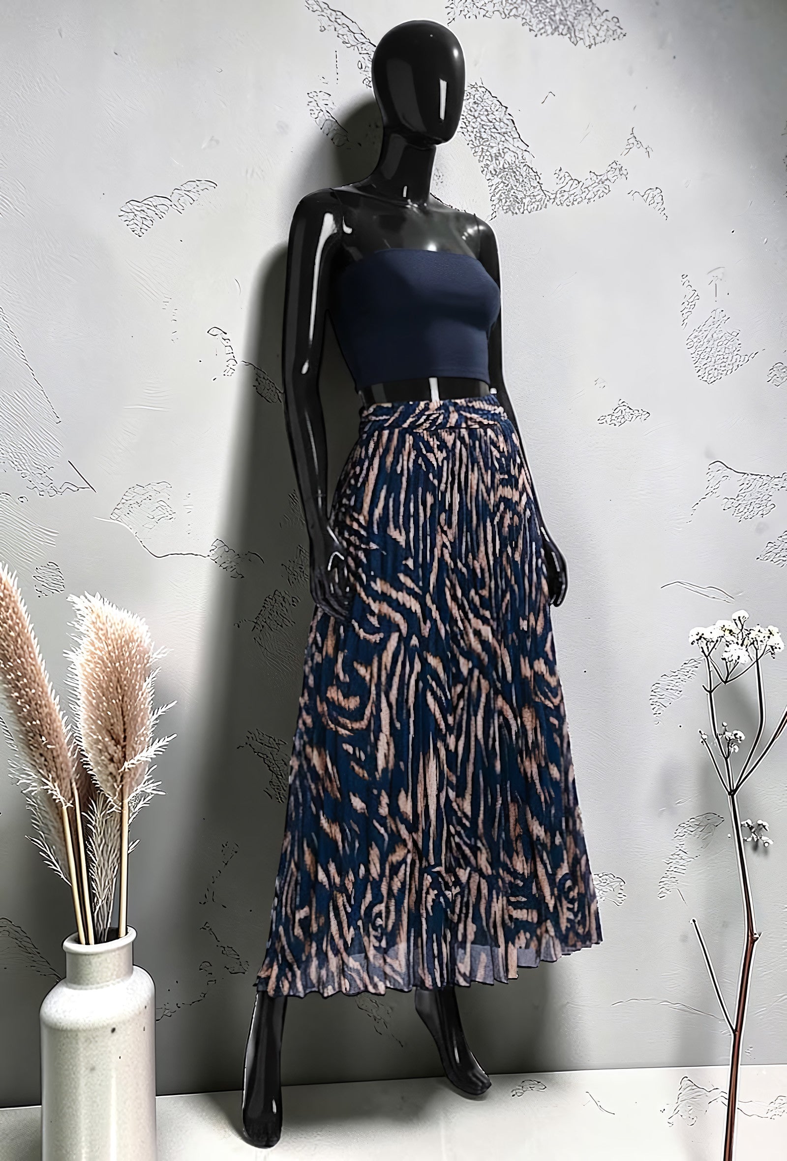 Jupe Plissée Fluide Doublée Marine – La Muse Parisienne – vue 1