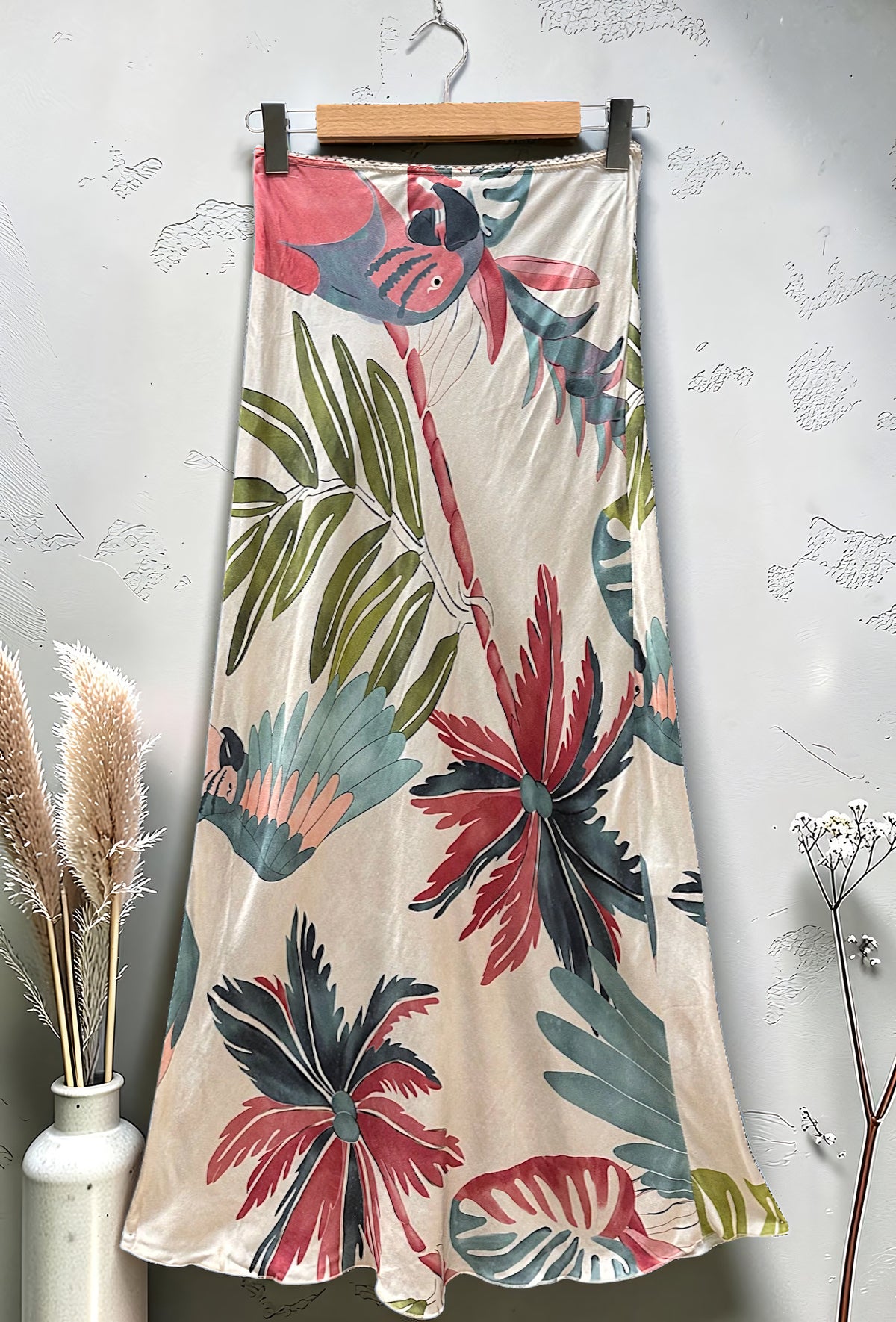 Jupe Imprimée en Viscose Satinée Bordure Dentelle Bleu Canard – La Muse Parisienne – vue 2